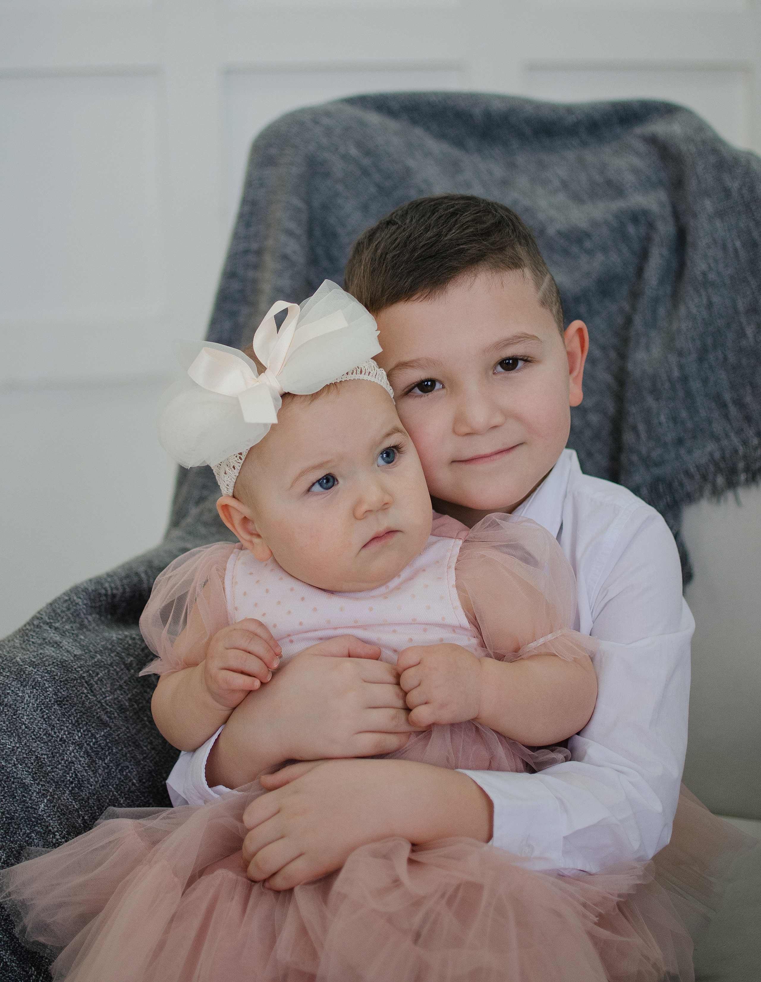 Брат и сестра на новогодней фотосесии