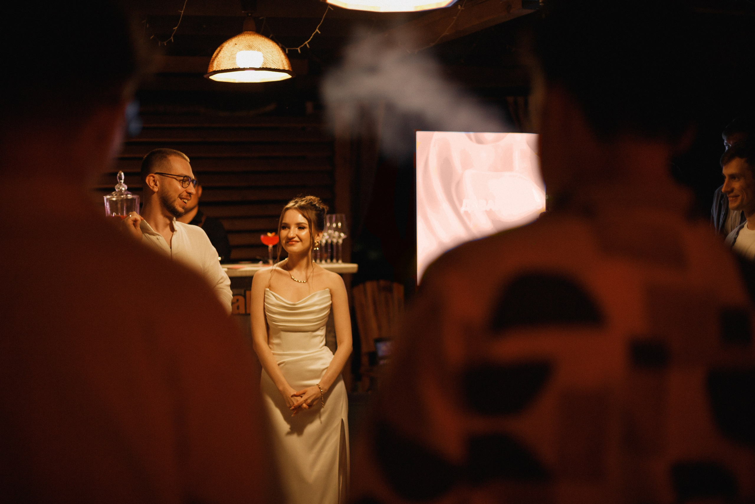 Фотосессия вечеринки у бассейна с видом на горы. Свадебный, репортажный и портретный фотограф Сочи, Краснодар. Александра Зайцева