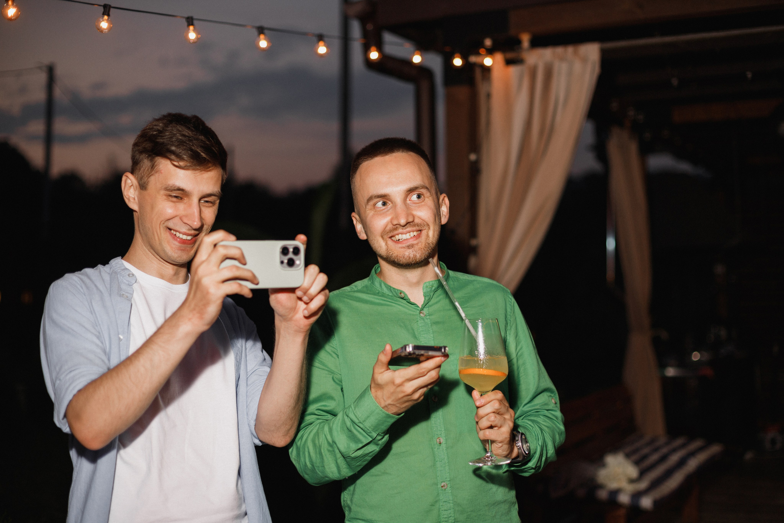 Фотосессия вечеринки у бассейна с видом на горы. Свадебный, репортажный и портретный фотограф Сочи, Краснодар. Александра Зайцева