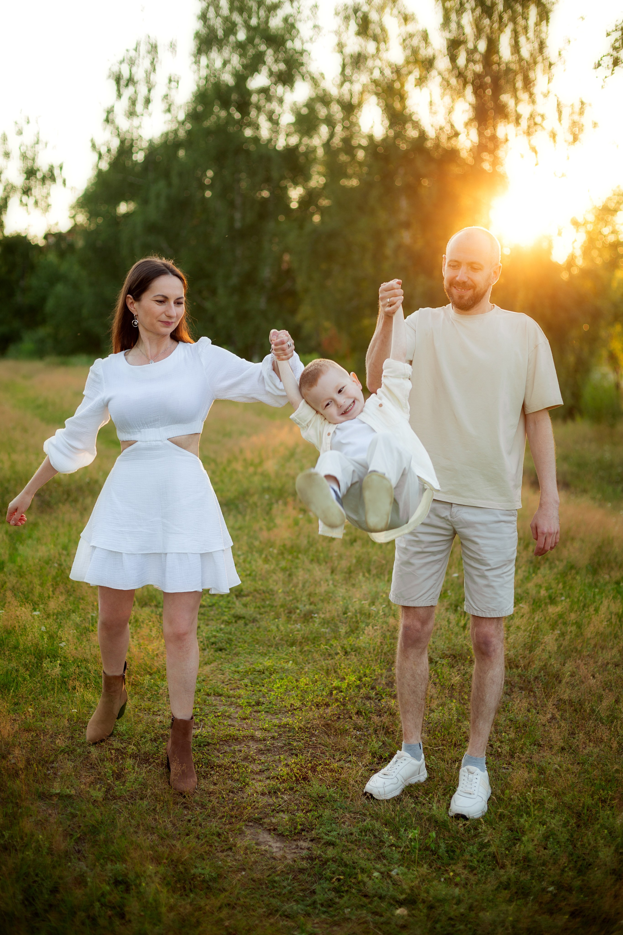 Семейный летний пикник с велосипедом. Фотограф Ульянкина Мария