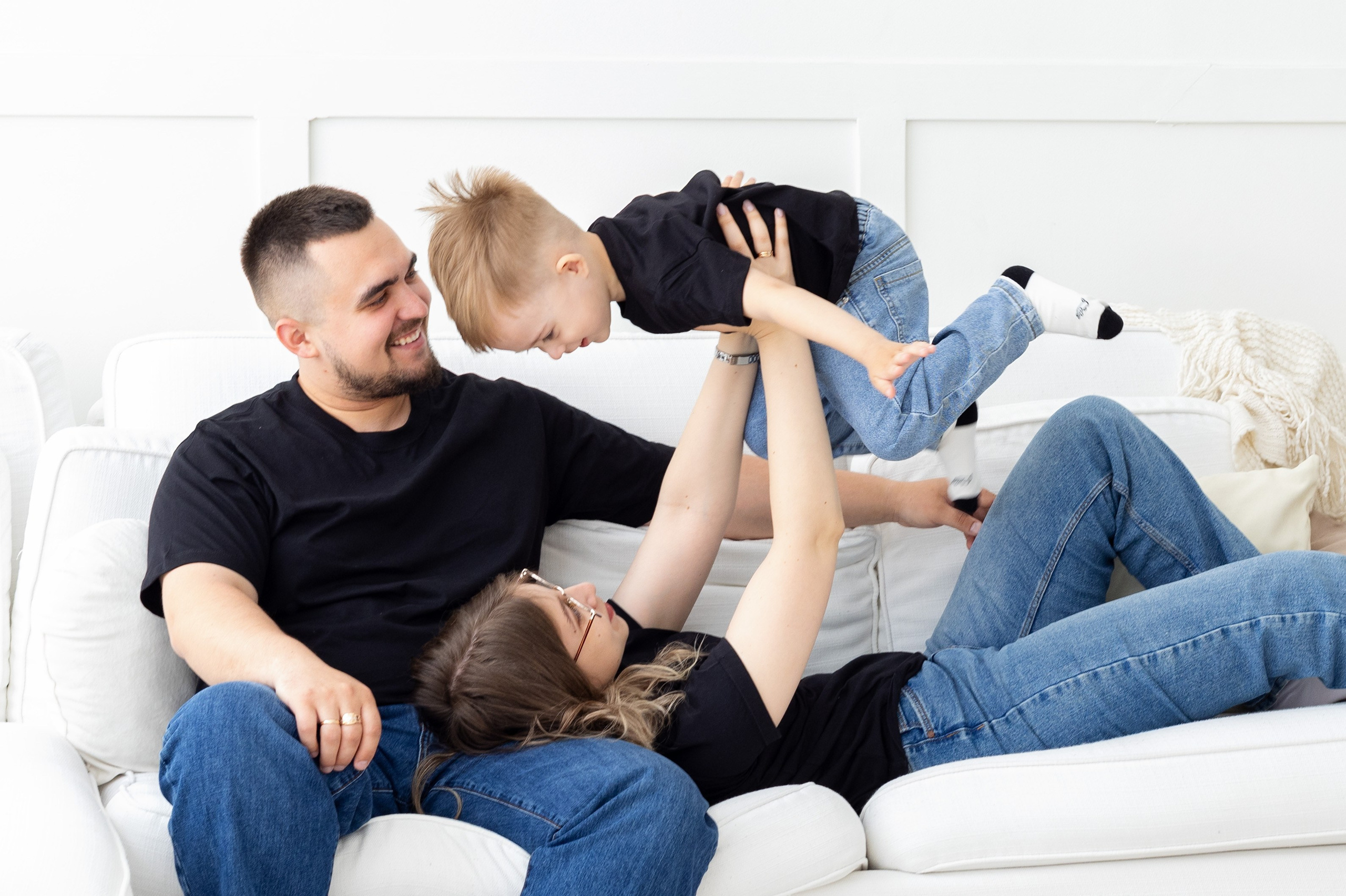 Семейная фотосессия в студии (Михаил, Крестина и Макар). Женский фотограф в Орске Новотроицке Динара Долганова