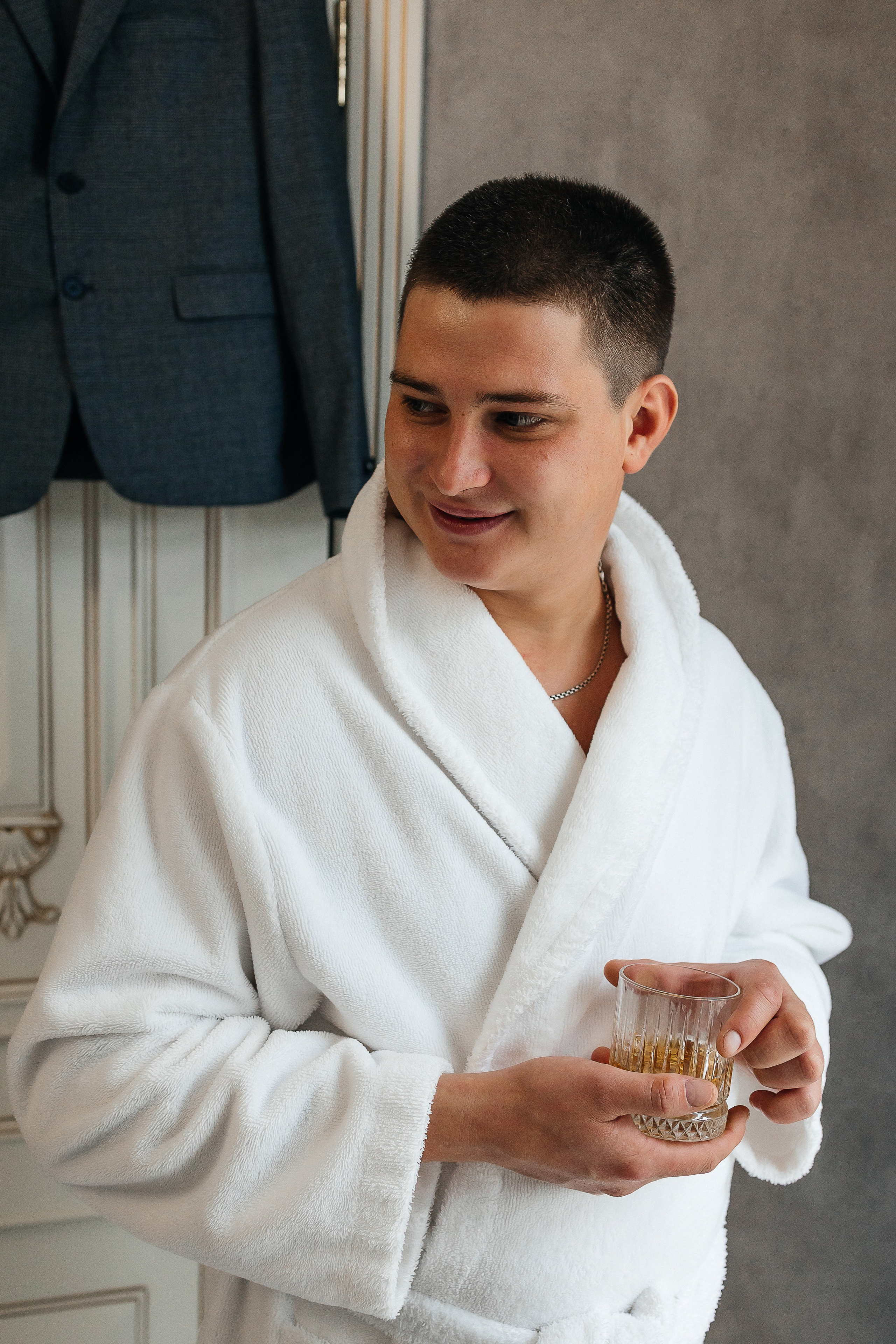 Стильная фотосессия пары в интерьерах ресторана. Олег Сверчков | Свадебный фотограф Вологда