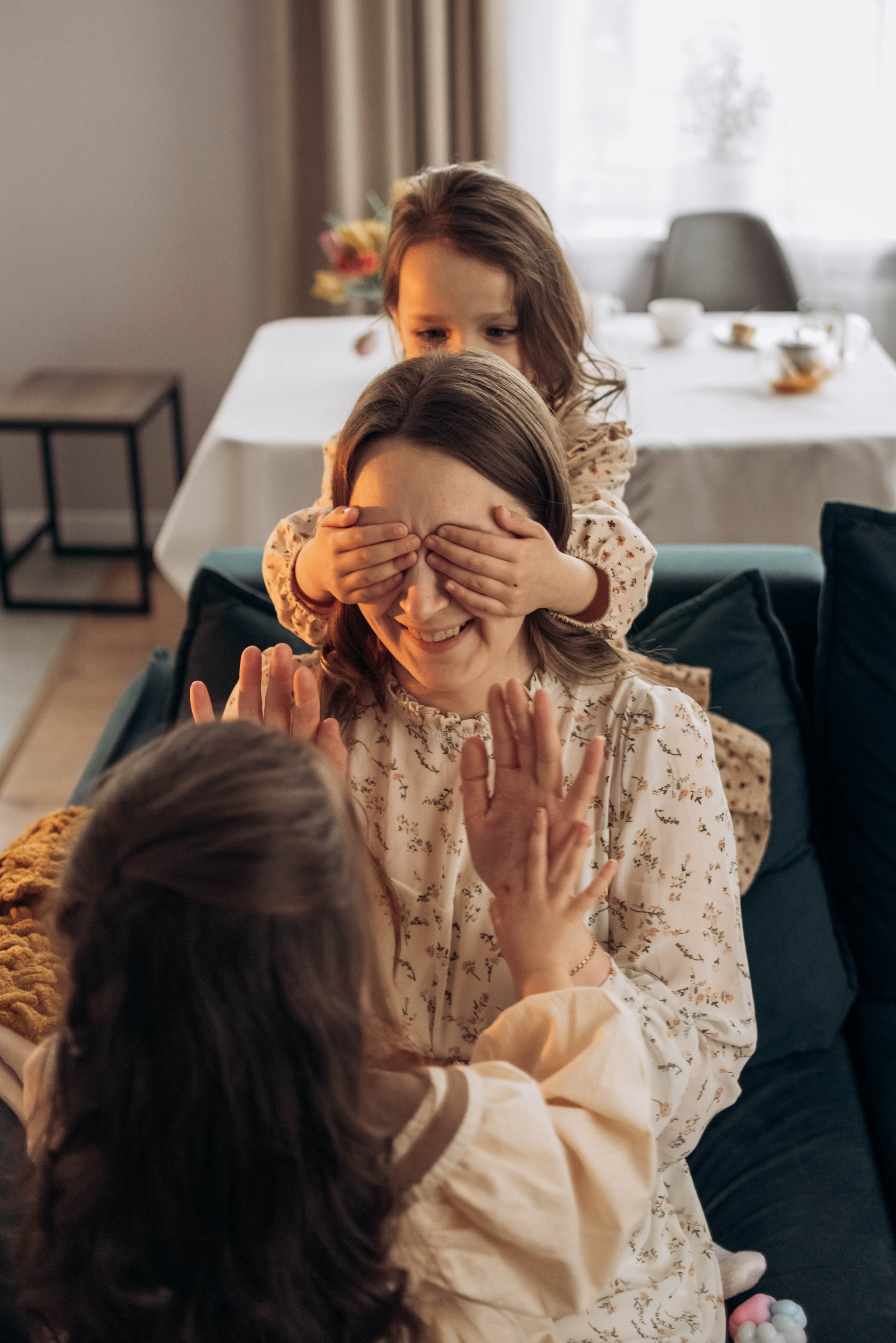 Домашняя фотосессия для мамы и дочек, с цветами, весной, к 8 марта. Семейный фотограф в Железнодорожном Масаева Елена