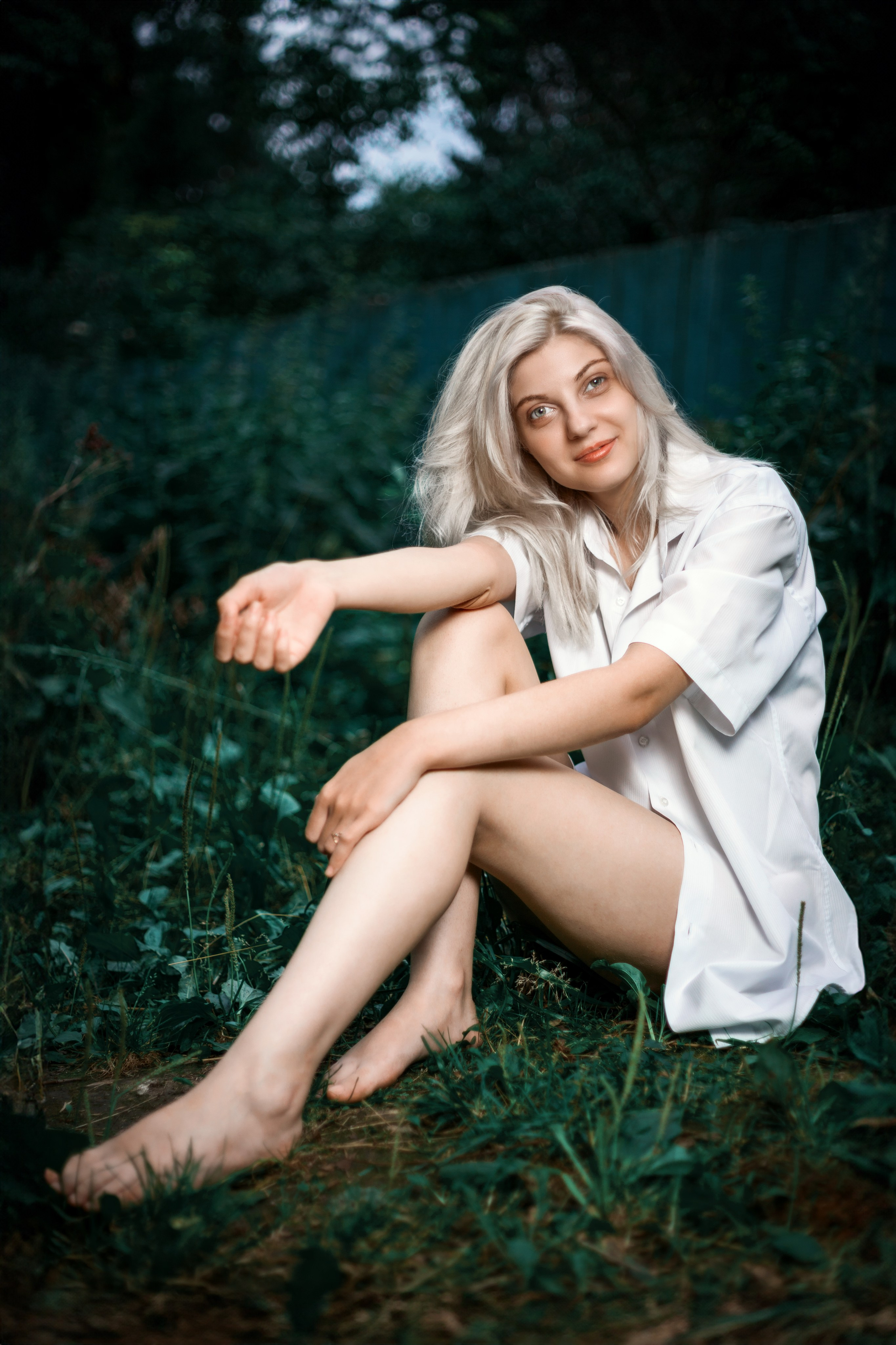 Откройте для себя магию "Белоснежной гармонии" в этом фотоальбоме, где девушка с белоснежными волосами предстаёт в утончённых образах на природе. Наслаждайтесь кадрами, где она лежит на дереве у озера и на траве, с элегантной рубашкой, добавляющей загадочности и эстетики. Девушка, молодая девушка, Блондинка, Фотосеесия, Подросток, Крашенные волосы, Озеро, Рубашка, Позировка, Потрет, Полуголая, Полуголая девушка, Девушка в белье, Дерево, Озеро, Красотка, Ноги, Трава, Ню,