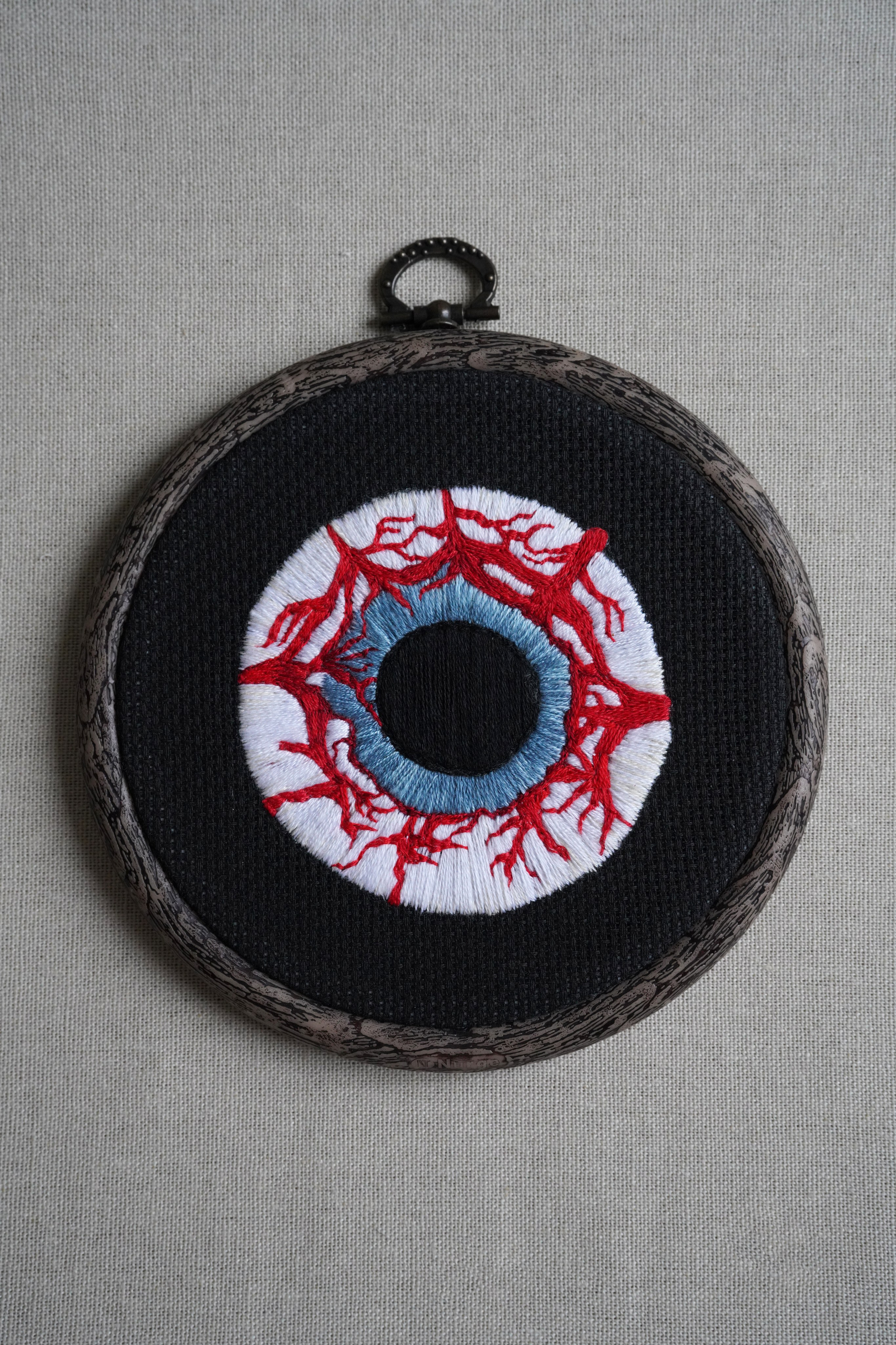 Нейропат. Око. 2023. Ручная вышивка в одну хлопковую нить. 13 см