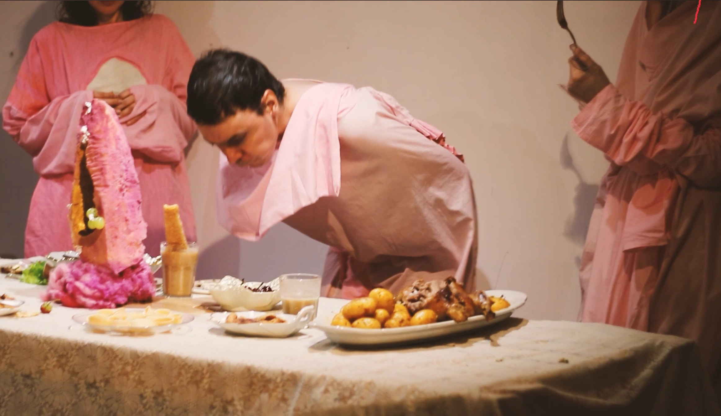 Гости берут с тарелок еду ртом и руками