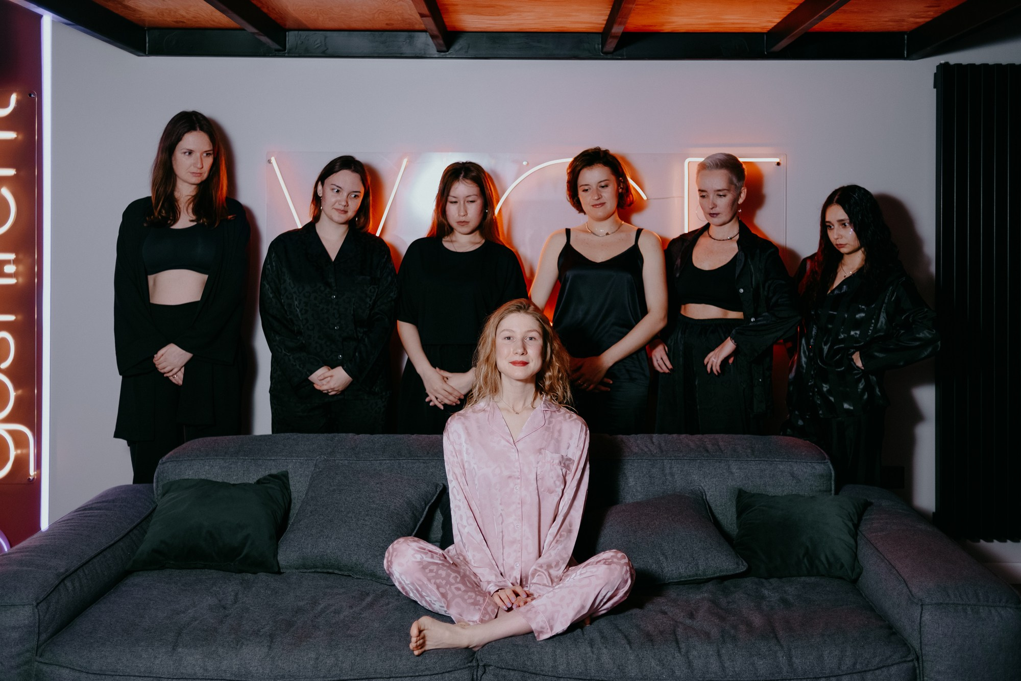 Групповое фото подруг на кровати, концептуальная съемка девичника