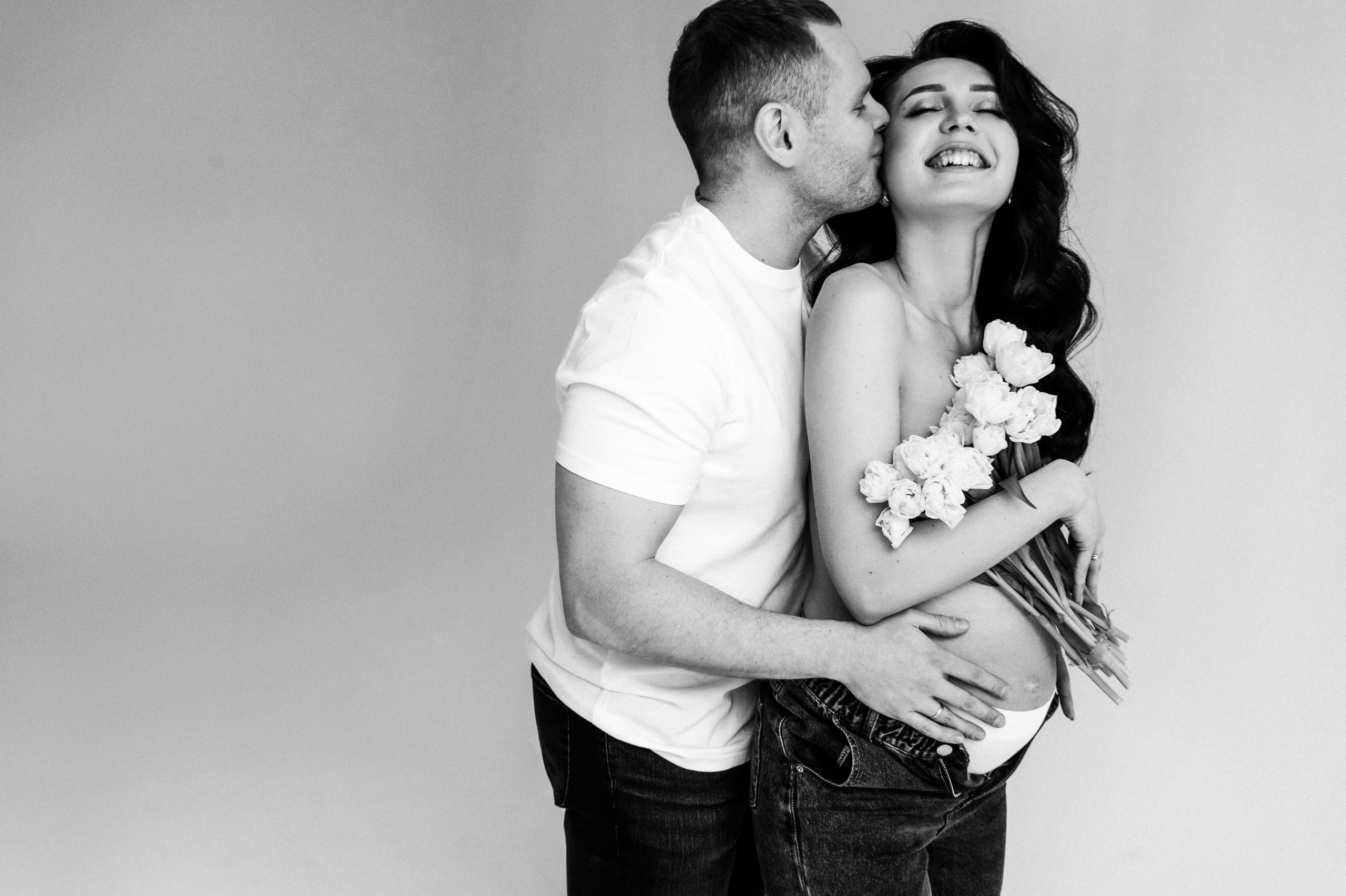 Фотосъемка беременности в Санкт-Петербурге. Профессиональный фотограф беременности в СПБ. Стильные фотосессии беременности в стиле минимализм и классическая фотография