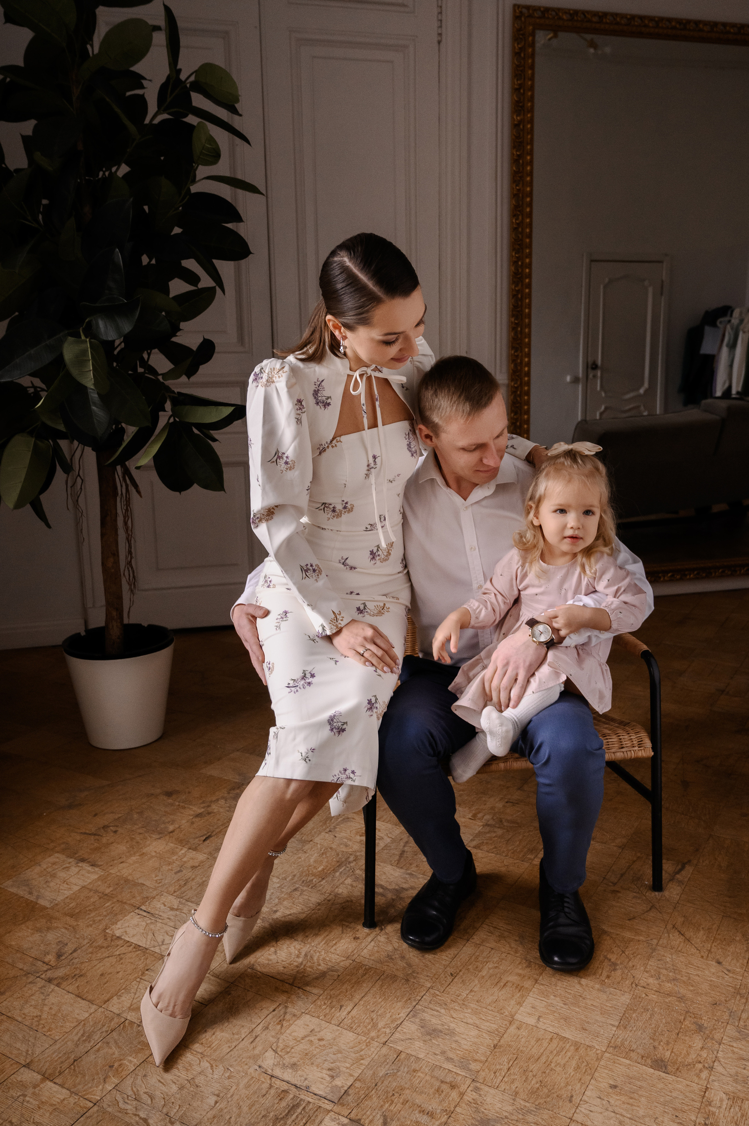 Семейная фотосъемка. Профессиональный фотограф беременности в СПБ. Стильные фотосессии беременности в стиле минимализм и классическая фотография