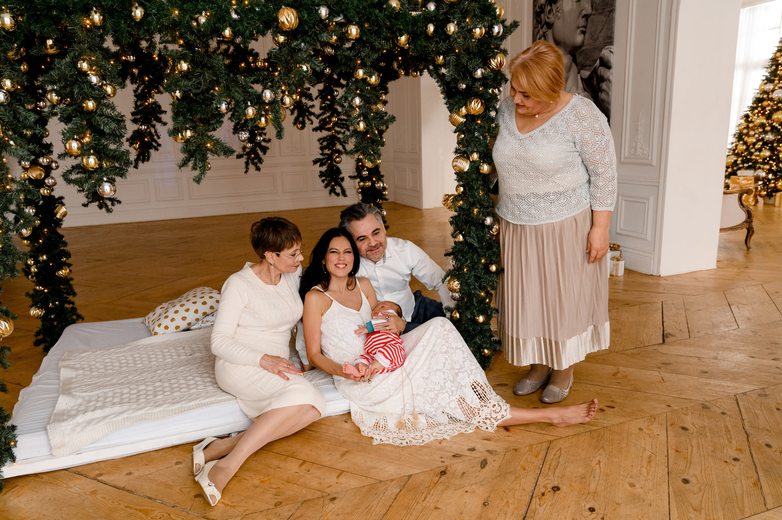 Юля семьей. Профессиональный фотограф беременности в СПБ. Стильные фотосессии беременности в стиле минимализм и классическая фотография