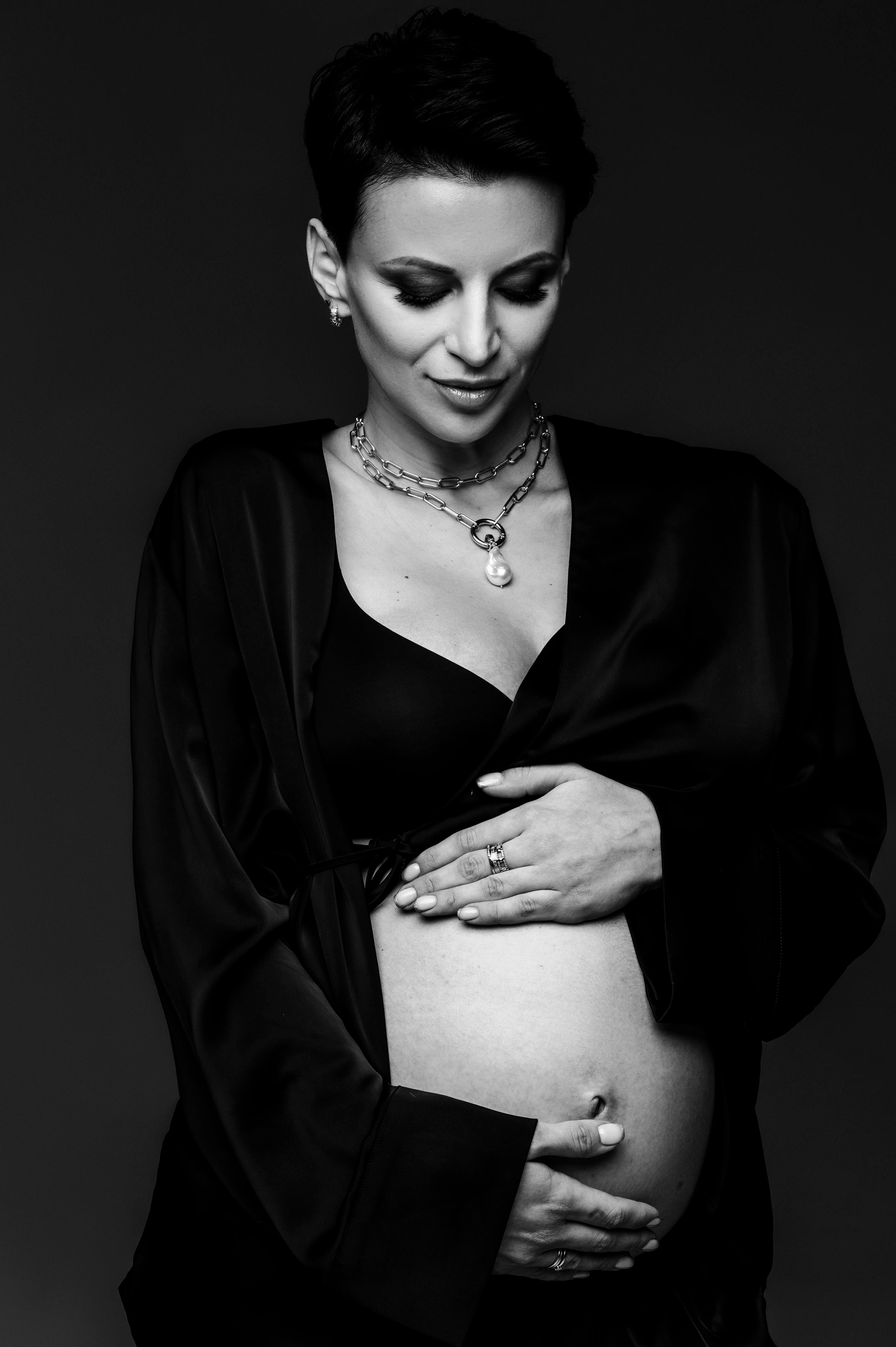 Карина и Евгений. Профессиональный фотограф беременности в СПБ. Стильные фотосессии беременности в стиле минимализм и классическая фотография