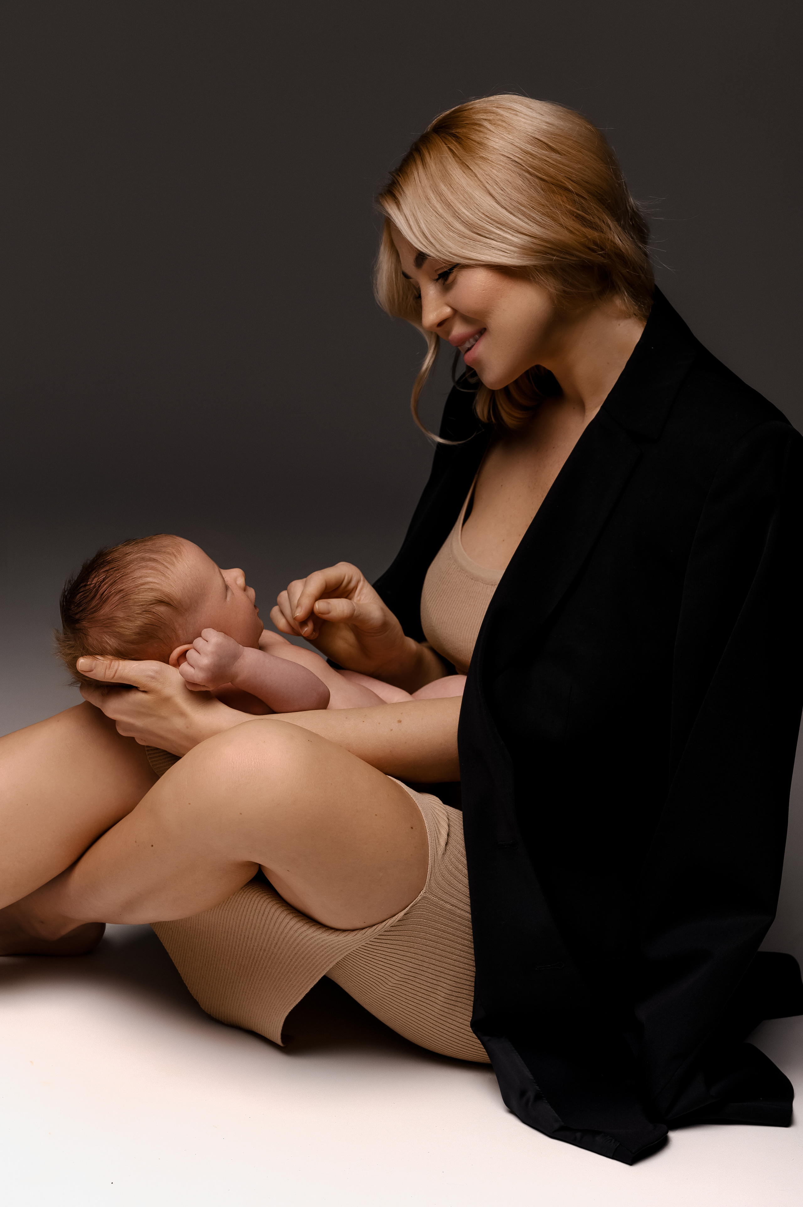 Ирочка. Профессиональный фотограф беременности в СПБ. Стильные фотосессии беременности в стиле минимализм и классическая фотография