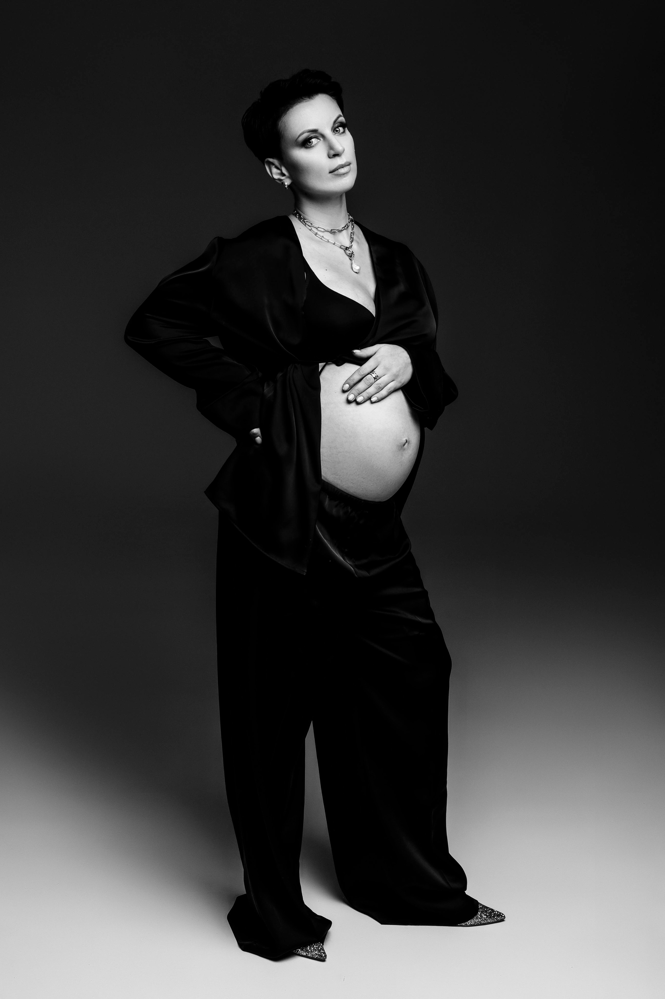 Карина и Евгений. Профессиональный фотограф беременности в СПБ. Стильные фотосессии беременности в стиле минимализм и классическая фотография