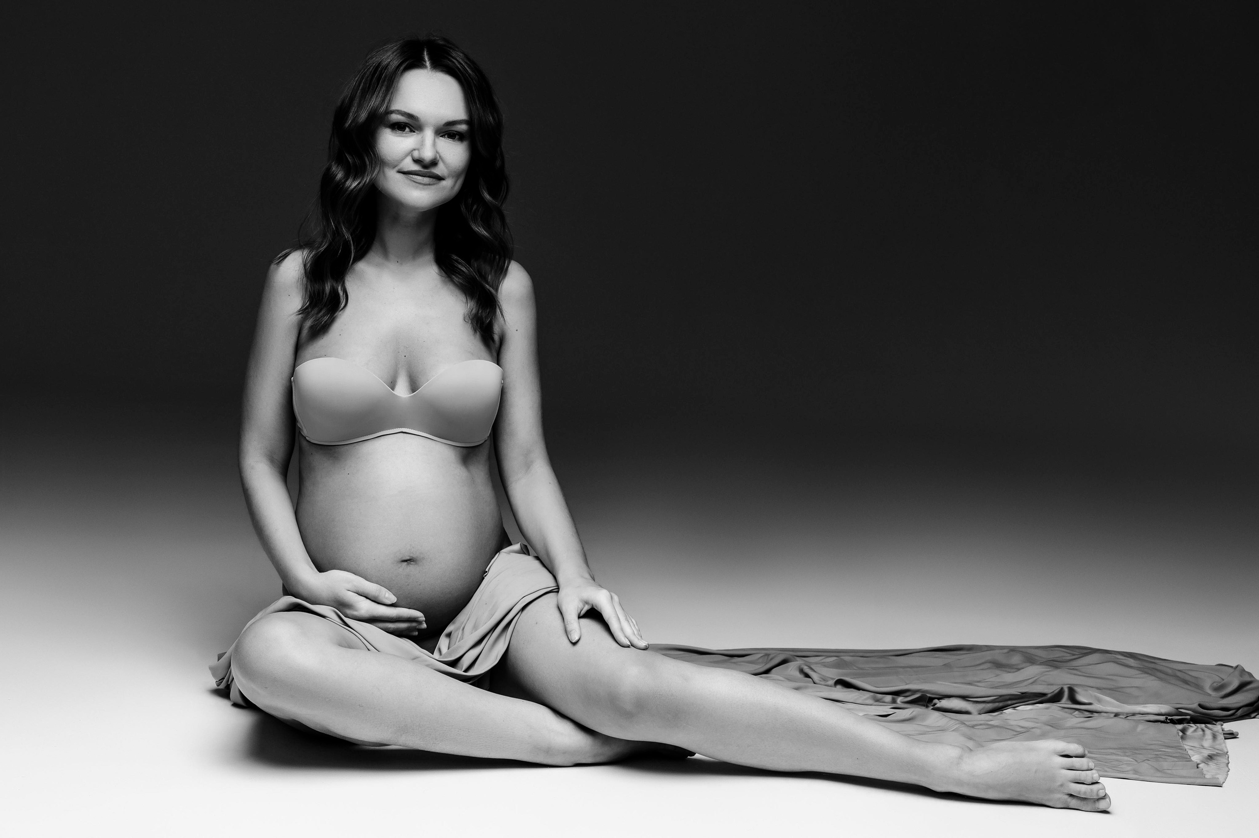 Юлия. Профессиональный фотограф беременности в СПБ. Стильные фотосессии беременности в стиле минимализм и классическая фотография