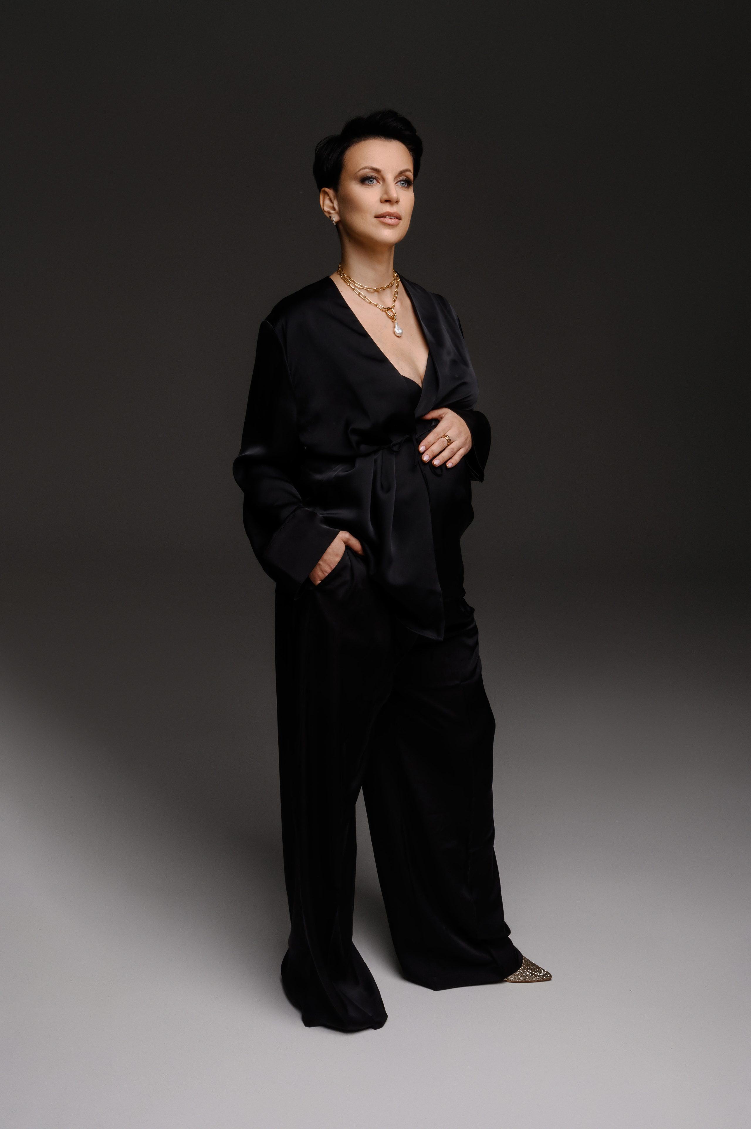 Карина и Евгений. Профессиональный фотограф беременности в СПБ. Стильные фотосессии беременности в стиле минимализм и классическая фотография