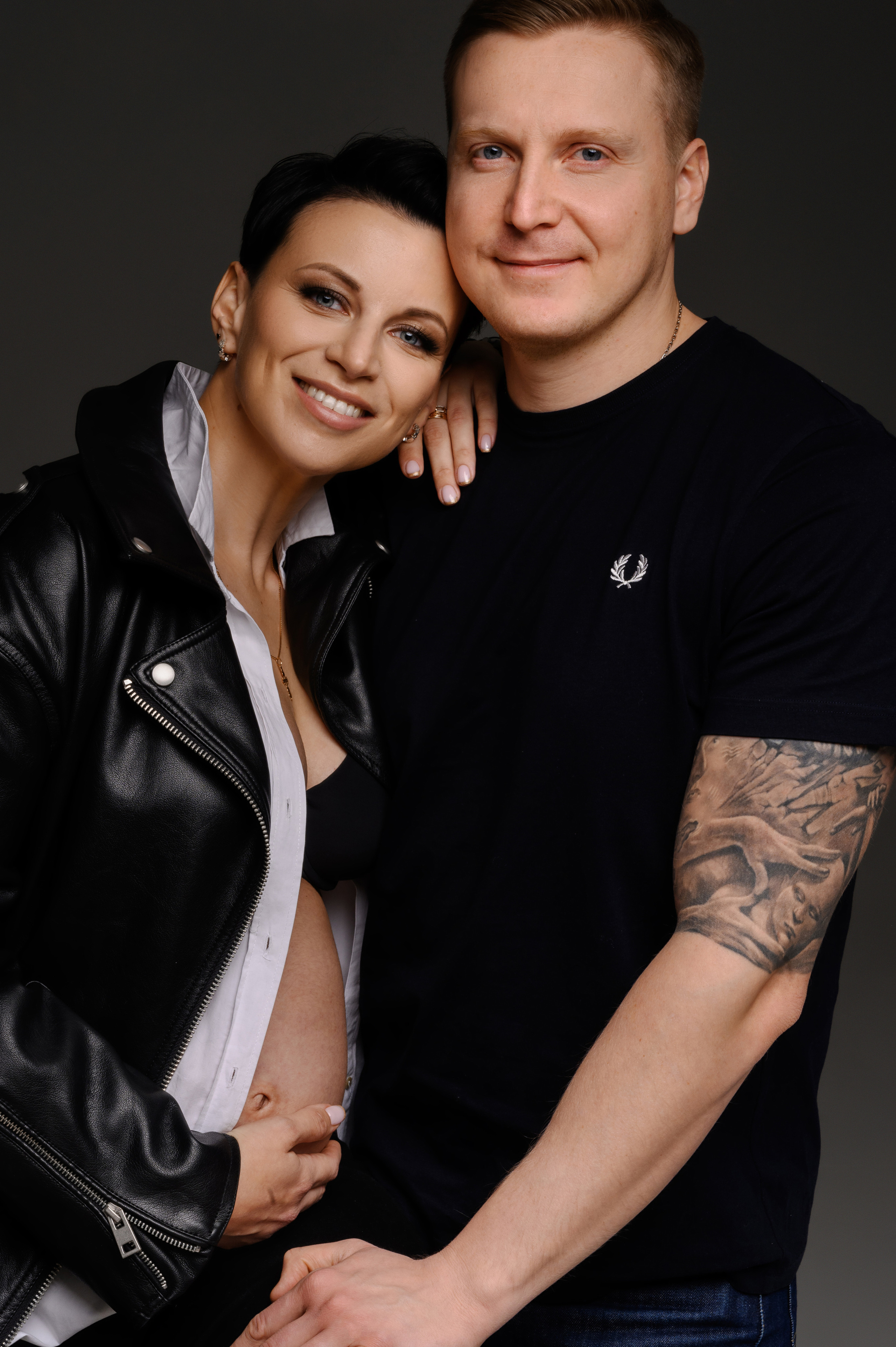 Карина и Евгений. Профессиональный фотограф беременности в СПБ. Стильные фотосессии беременности в стиле минимализм и классическая фотография