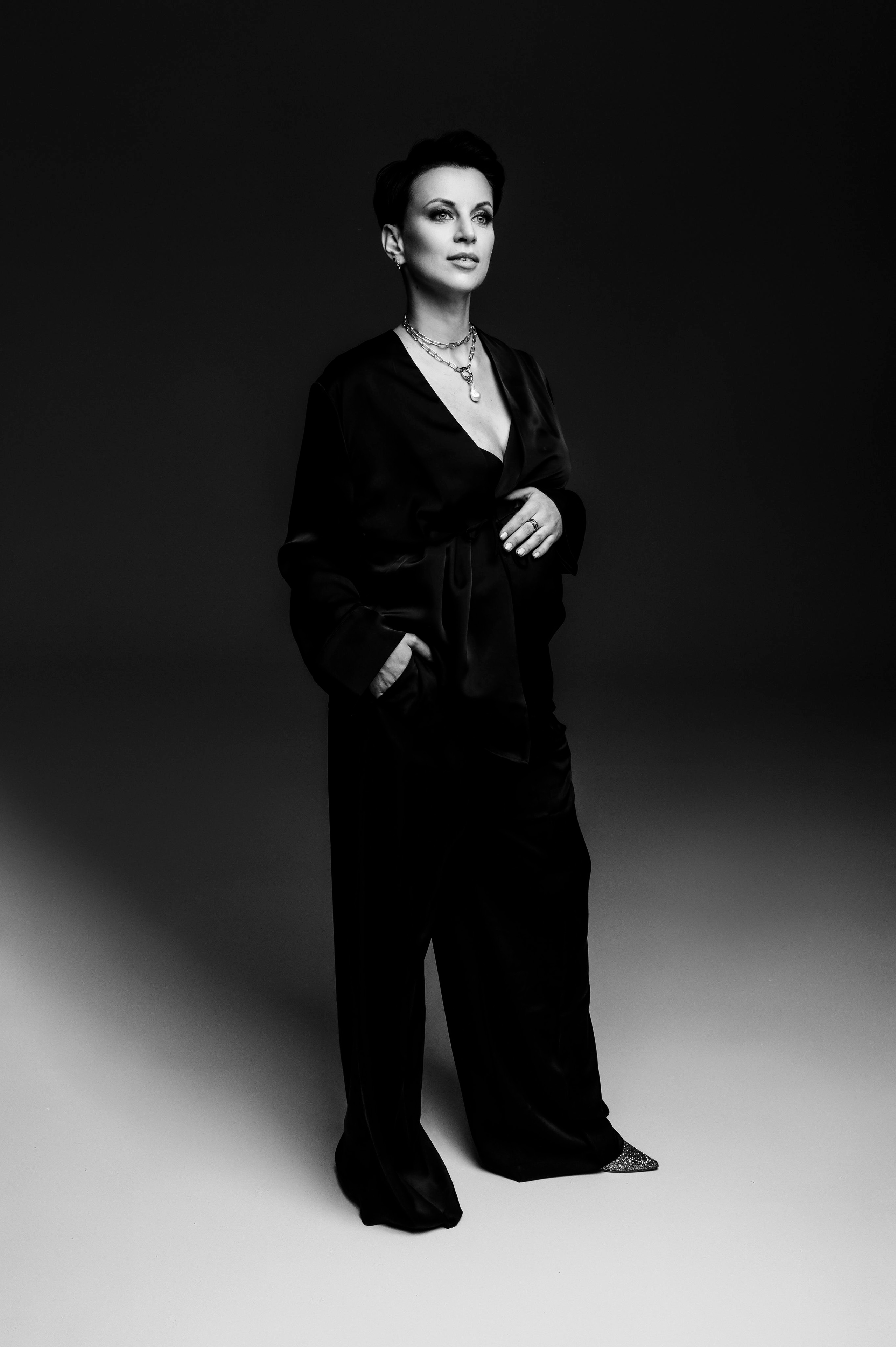 Карина и Евгений. Профессиональный фотограф беременности в СПБ. Стильные фотосессии беременности в стиле минимализм и классическая фотография