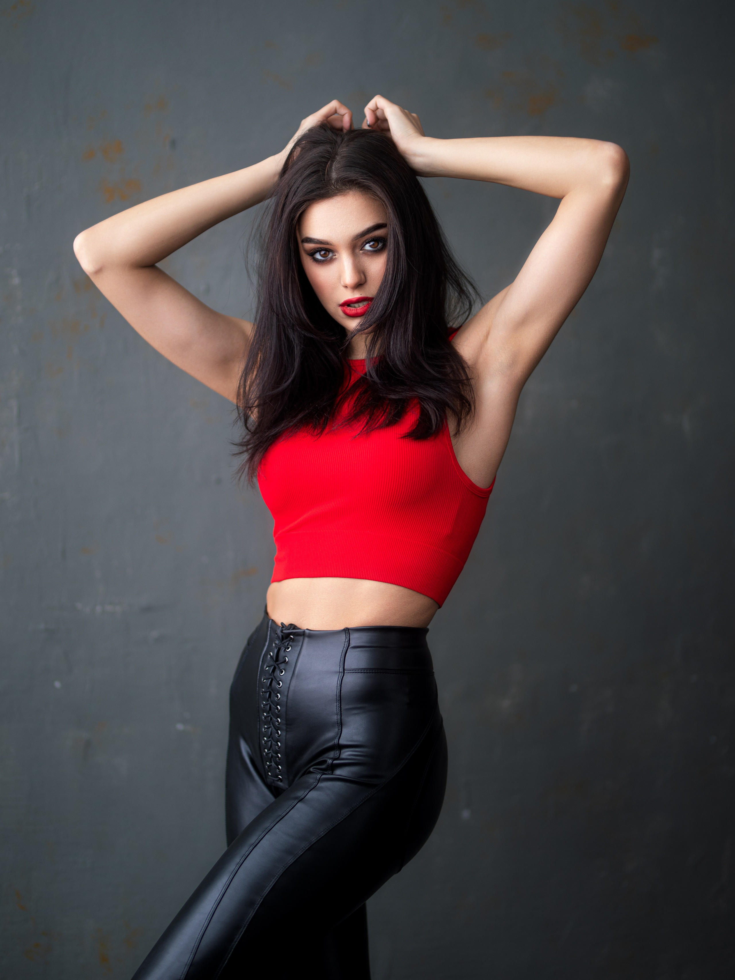 Фотосет с Марианной в студии с минимальным интерьером в формате для «себя»