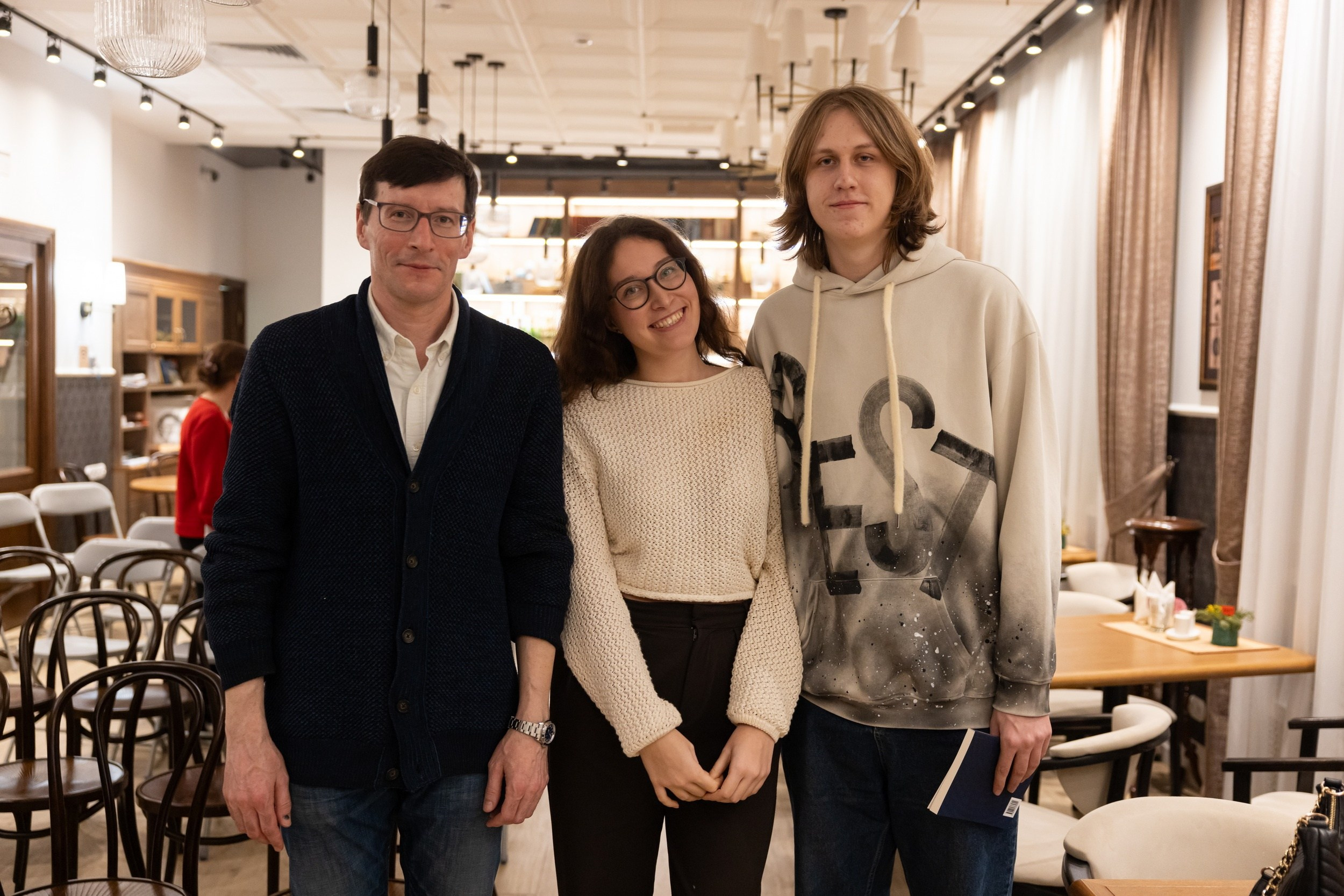 Авторский вечер Дениса Бычихина «Сумма на фоне сумм» в литературном кафе «Стива» (13 марта 2025). Репортажный фотограф Алексей Пирязев