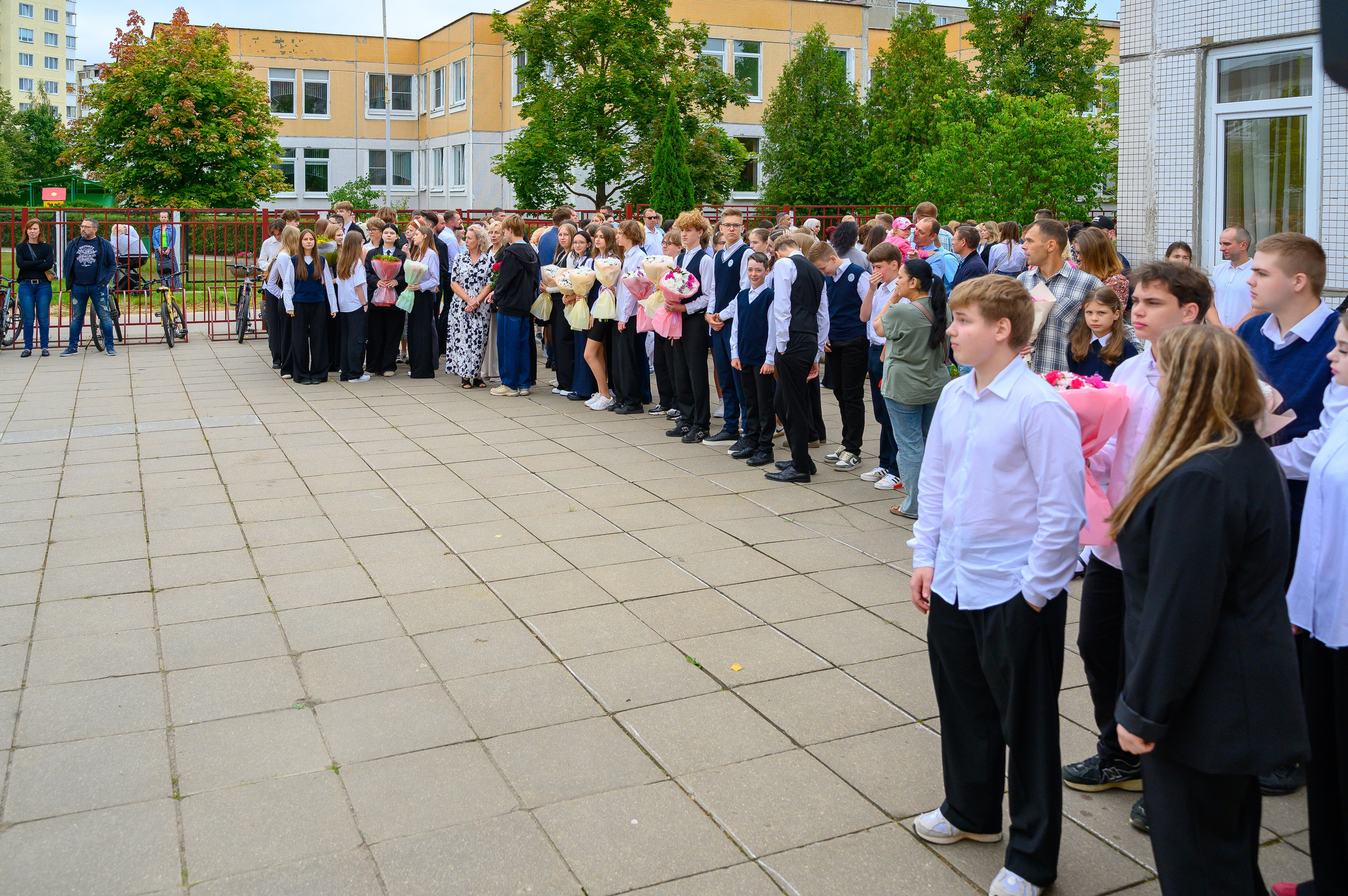 Вот звучит первый звонок, перед этим долгое приготовление к новому этапу в жизни, Яромир идет в школу. Фотоуслуги, услуги фотографа, фотографирование важных событий