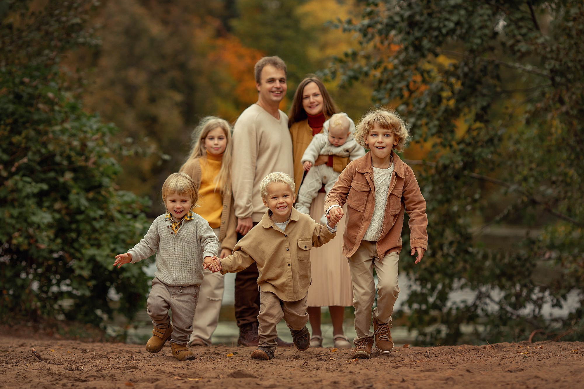 Большая семья в осеннем парке! Это весело!. Tatyana Nadezhdina Family photographer