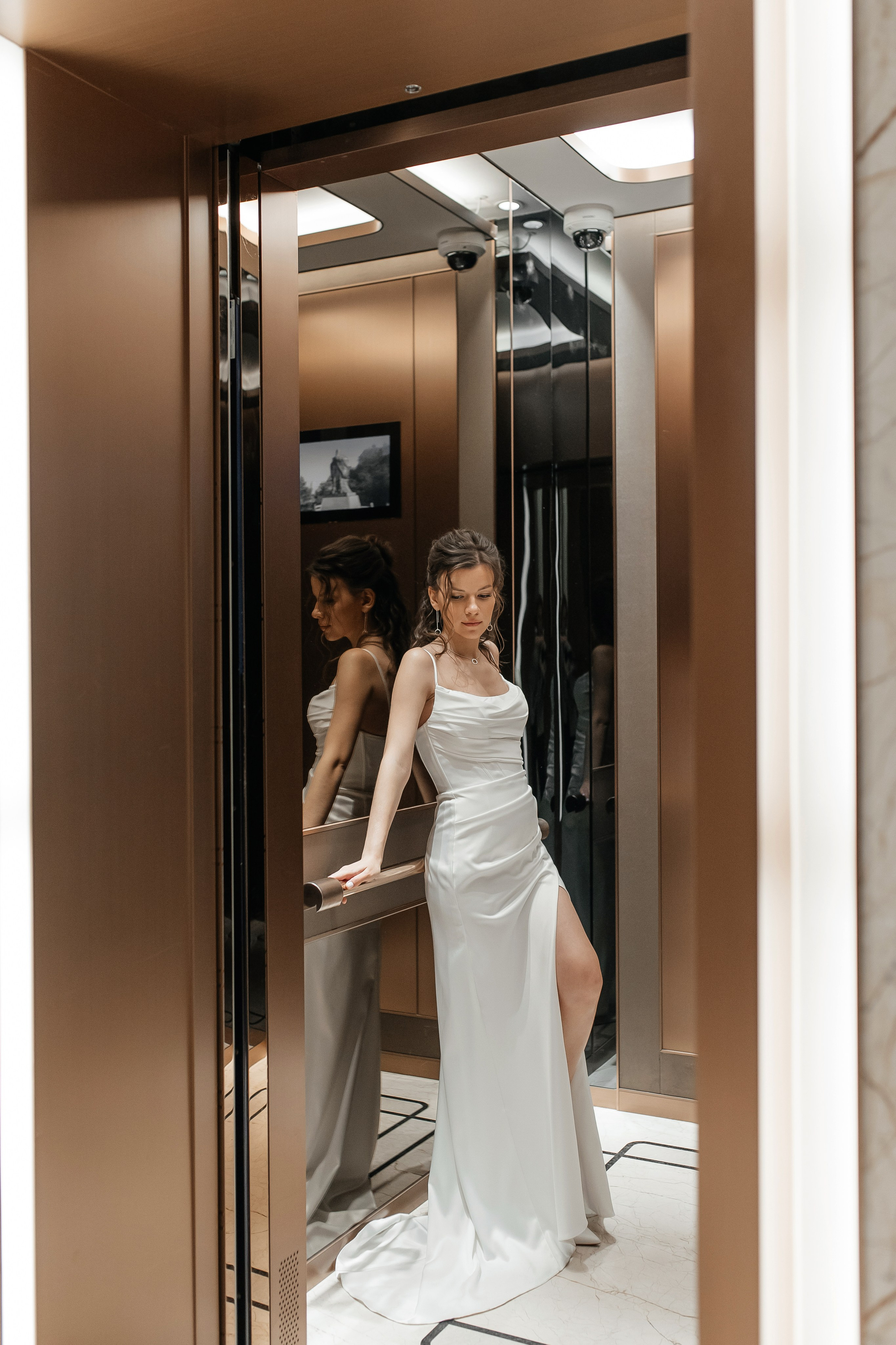 Свадебная фотосессия в лифте отеля Soluxe Hotel Moscow