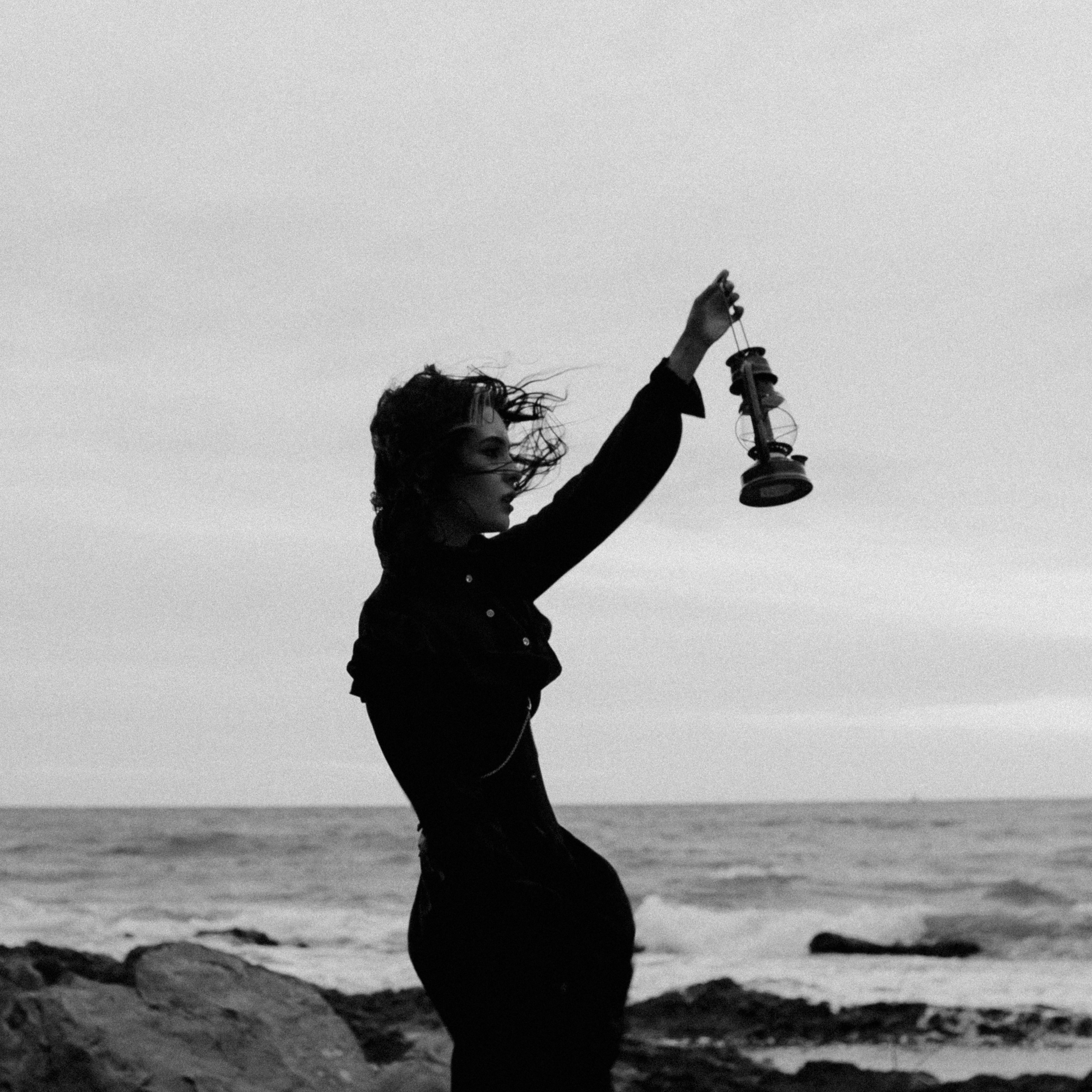 Съёмка у моря с оленьими рогами