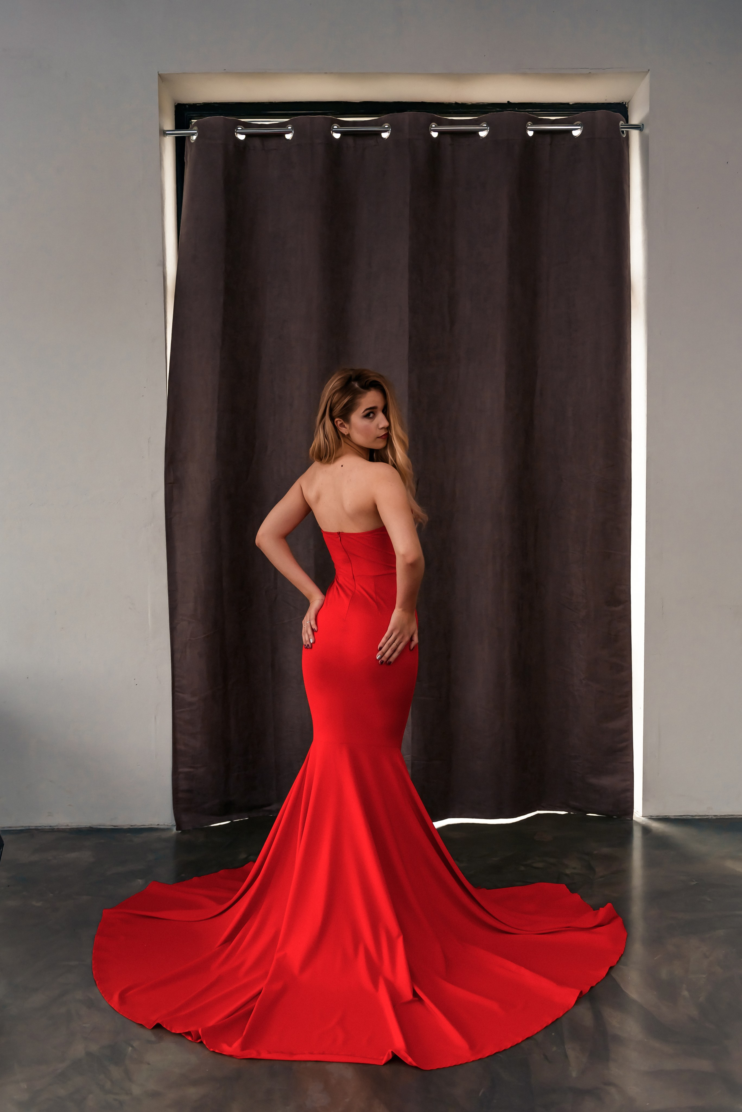 Девушка в красном облегающем силуэтном платье русалке в ледяном гроте. Ольга Ли свадебный семейный фотограф Иркутск