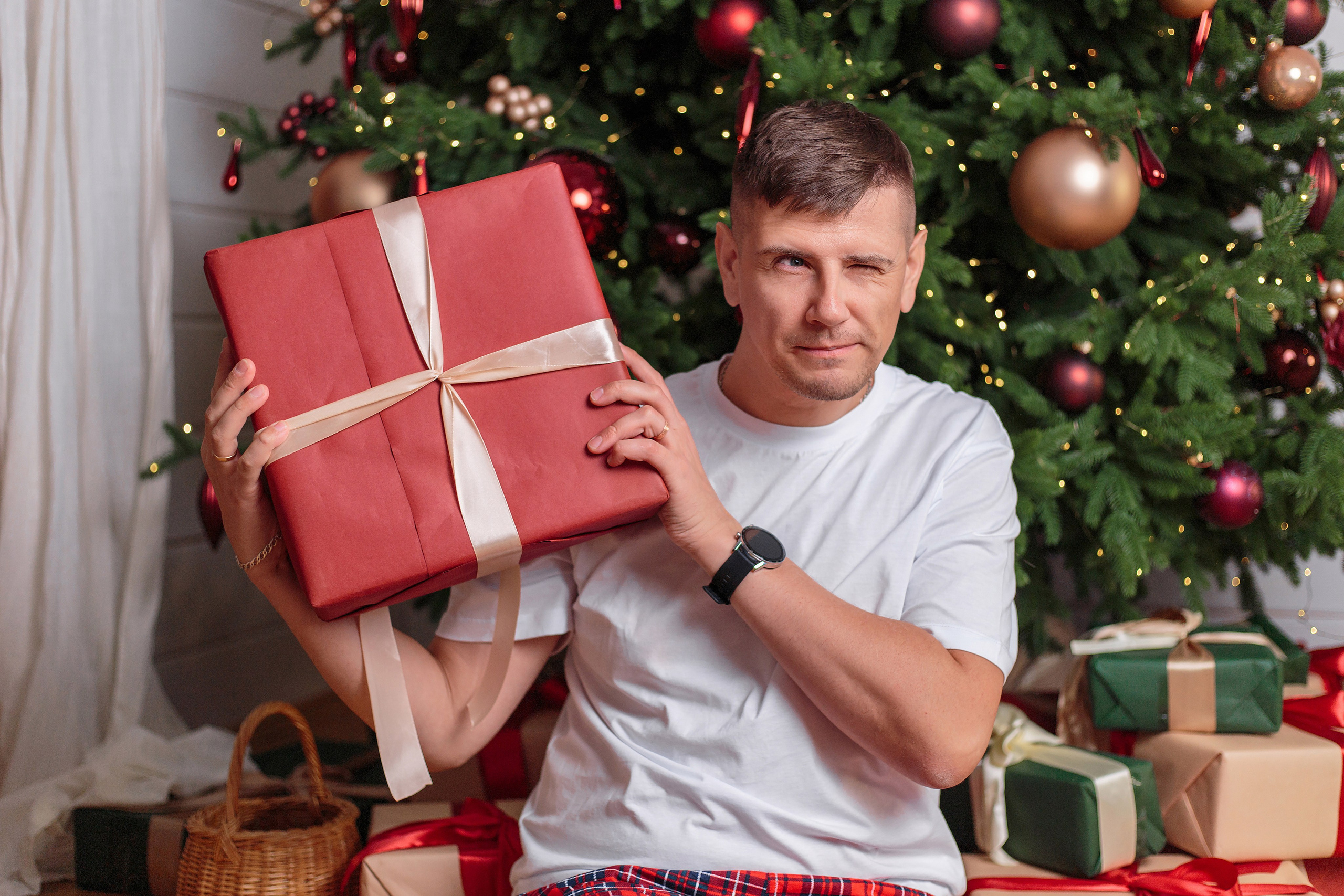 новогодняя фотография мужчины у елки