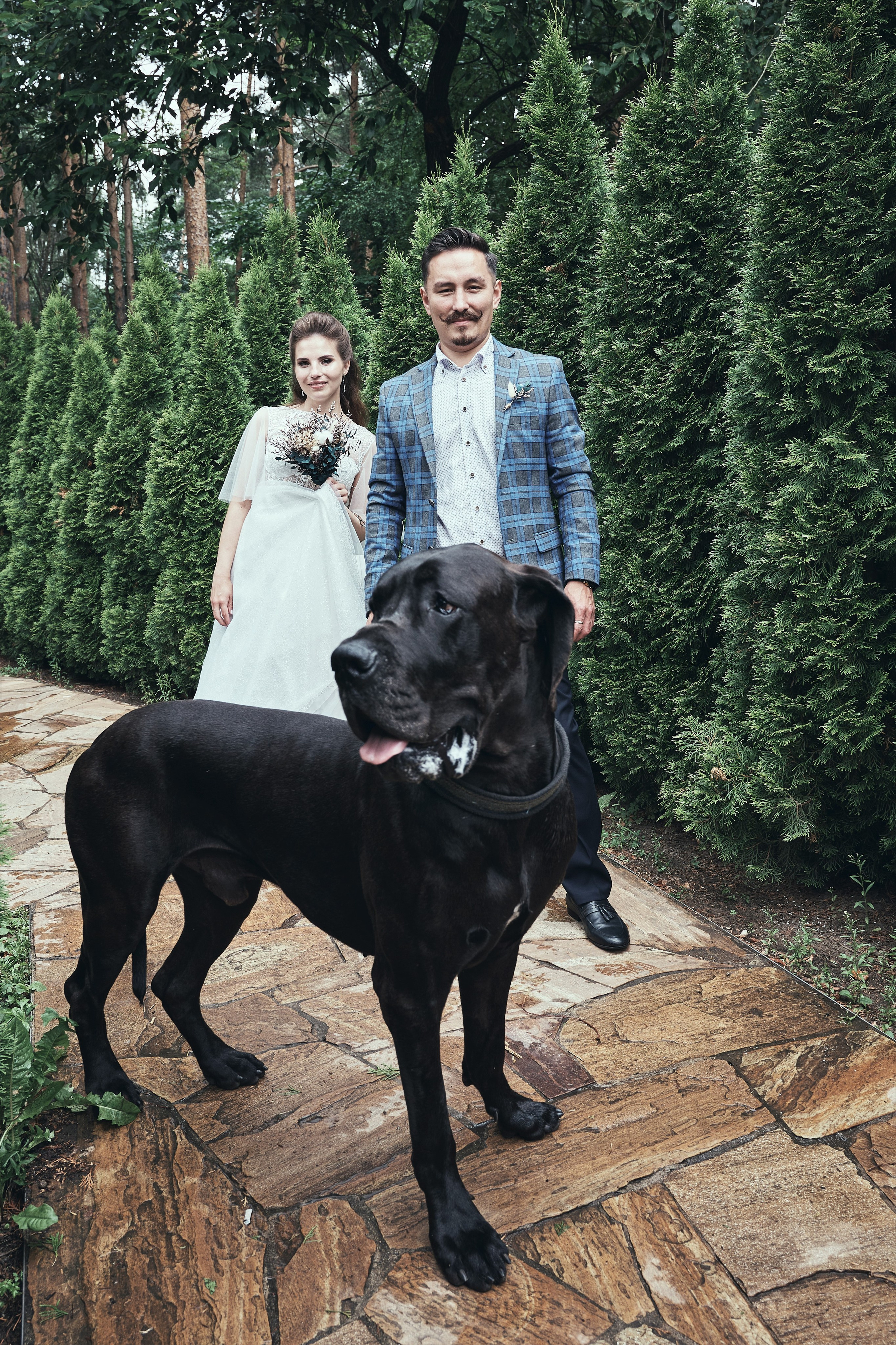 Портрет пары на природе в свадебных нарядах, естественное освещение, документальный фотограф