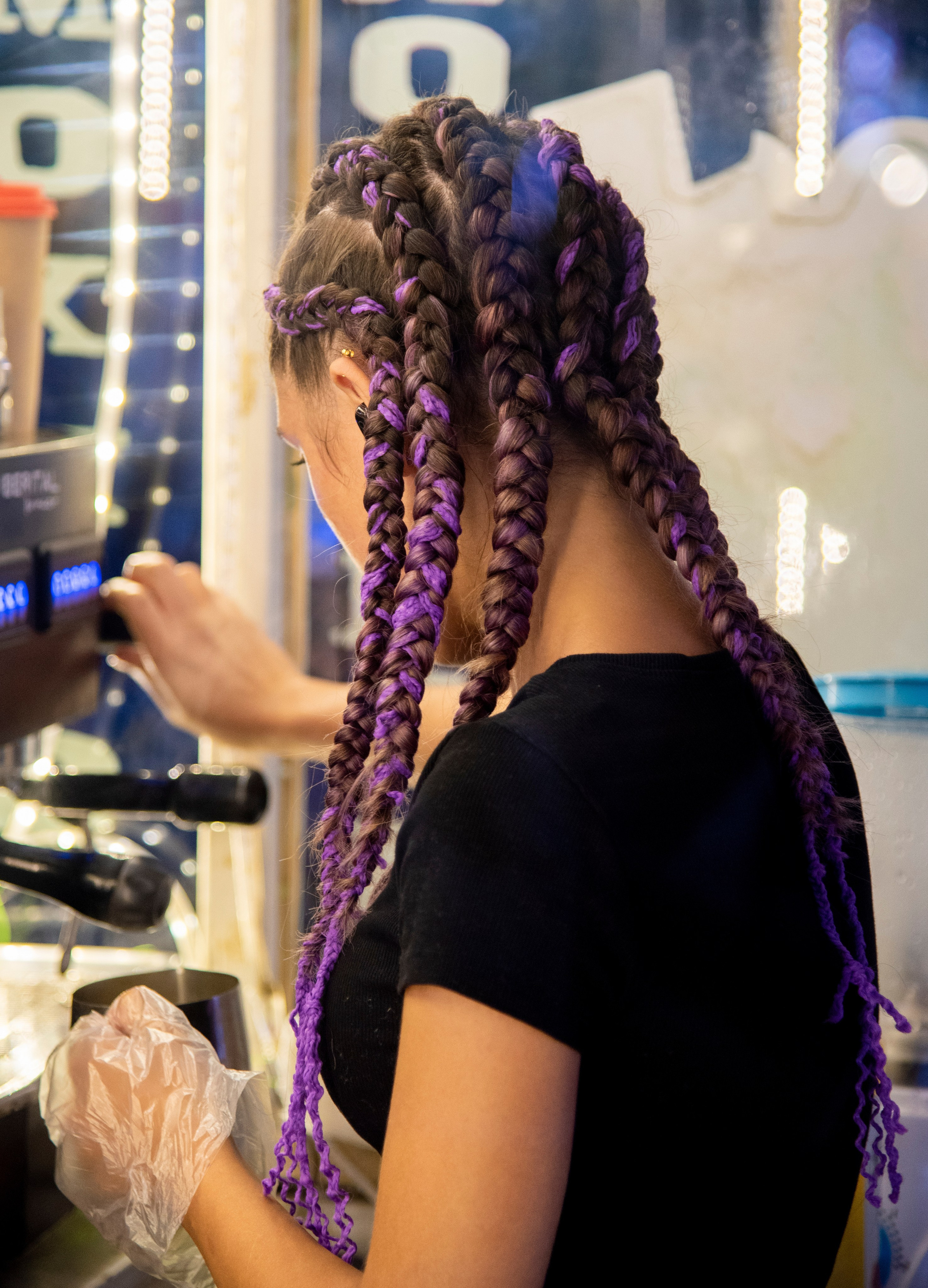 смуглая красивая девушка с афро-косами, пляжный бармен. посёлок Лазоревское