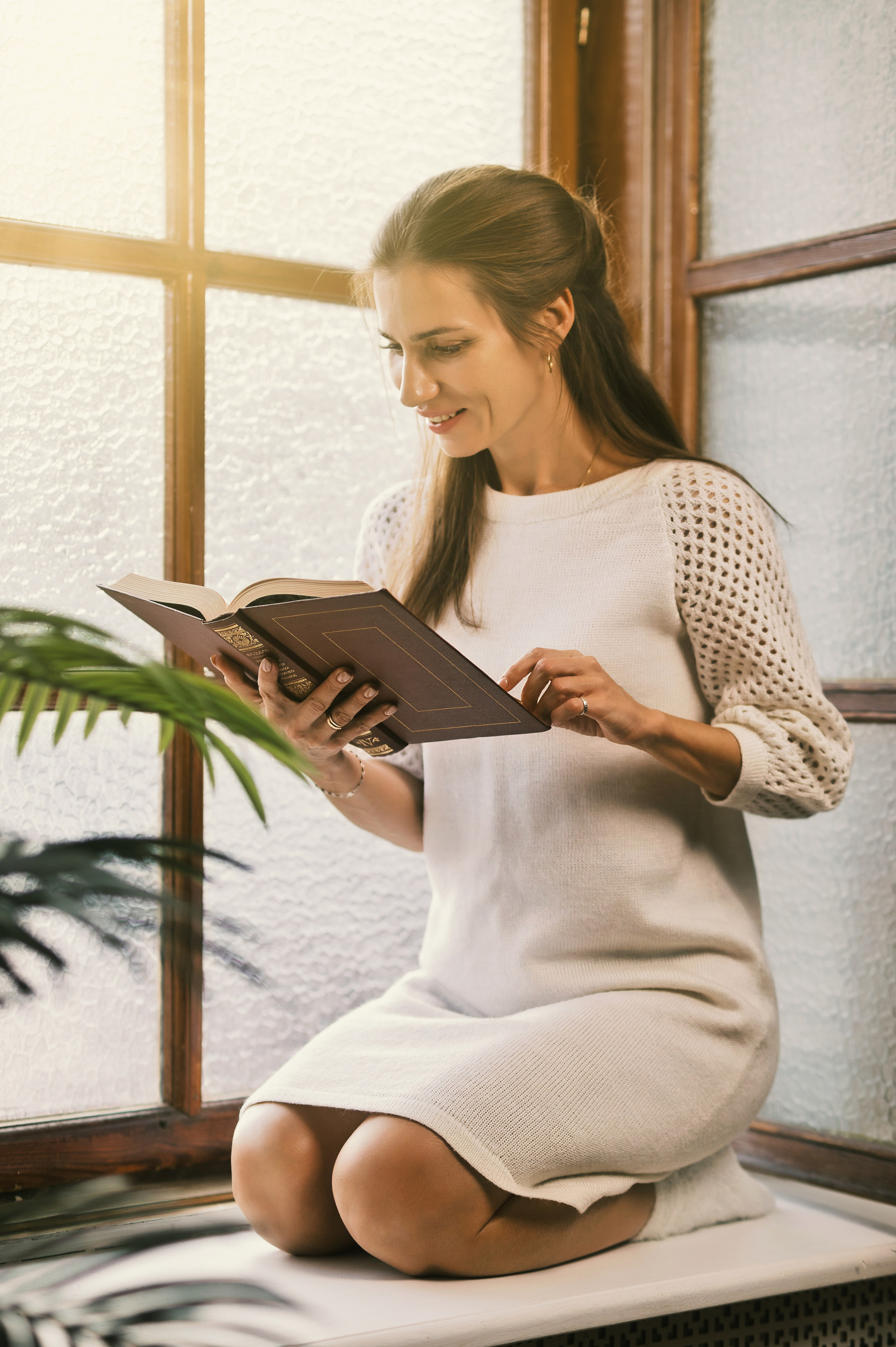 У окна. Фотограф Денис Кривопусков