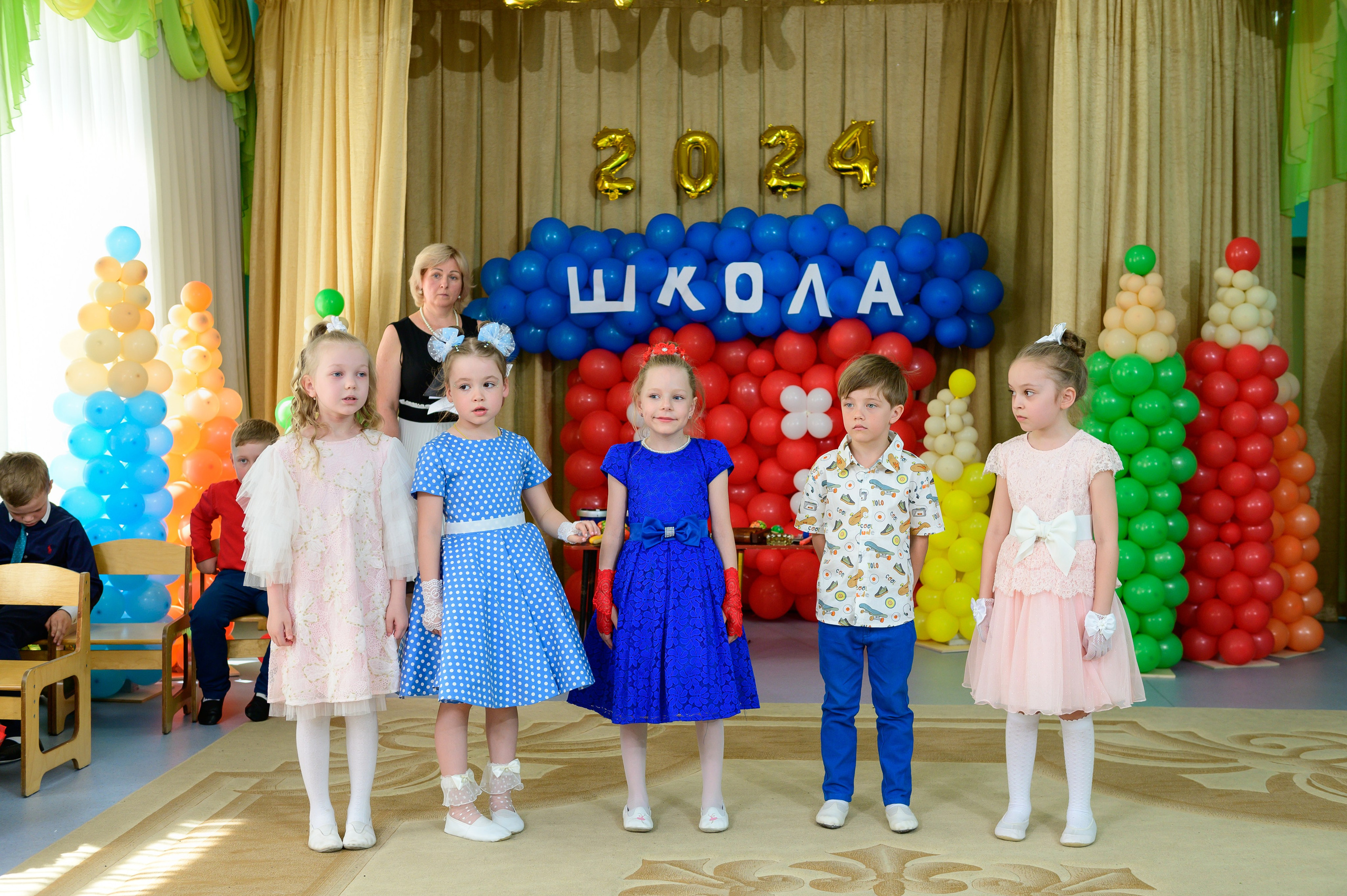 Дети читают стихи на утреннике.