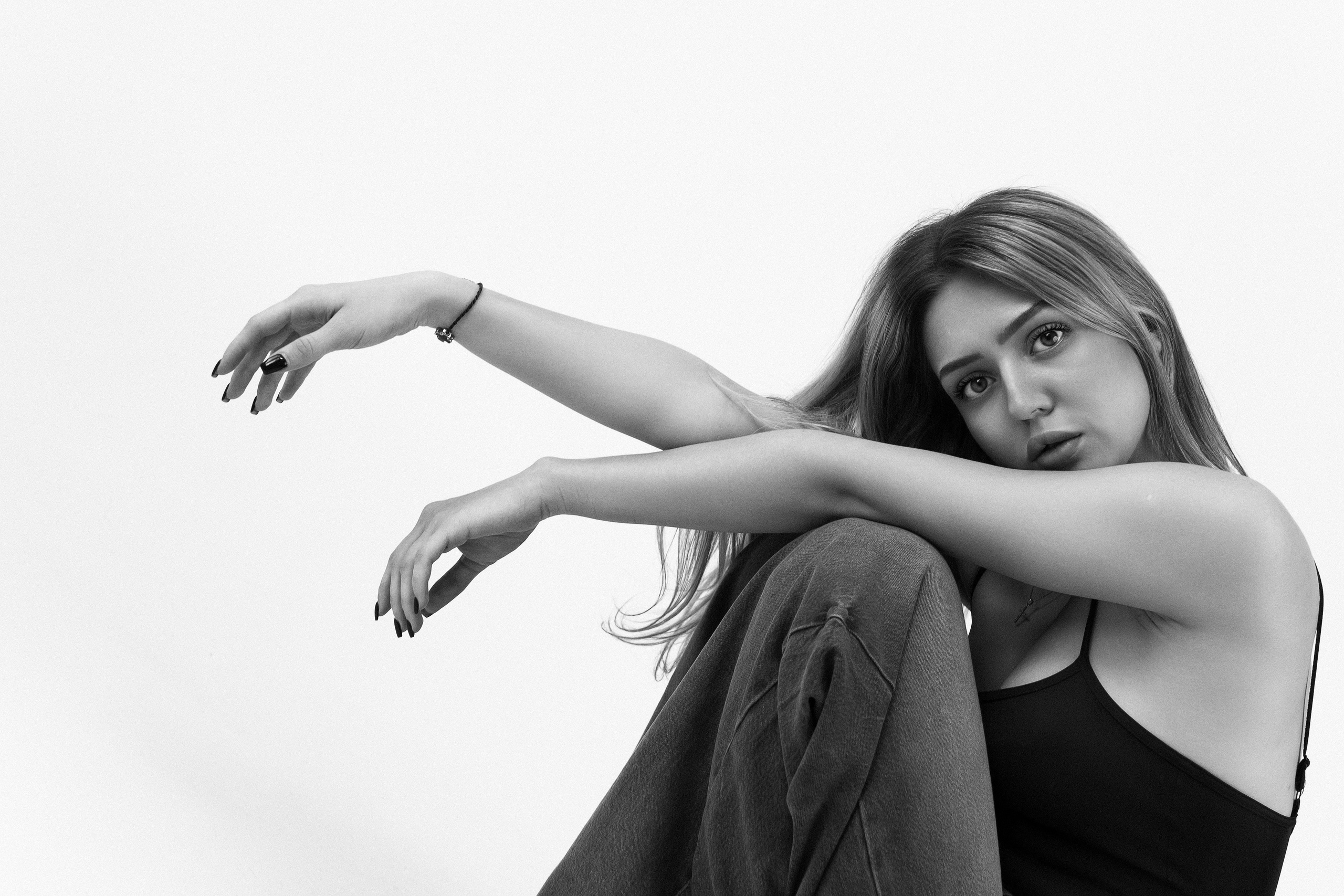 Женский портрет на циклораме ЧБ 