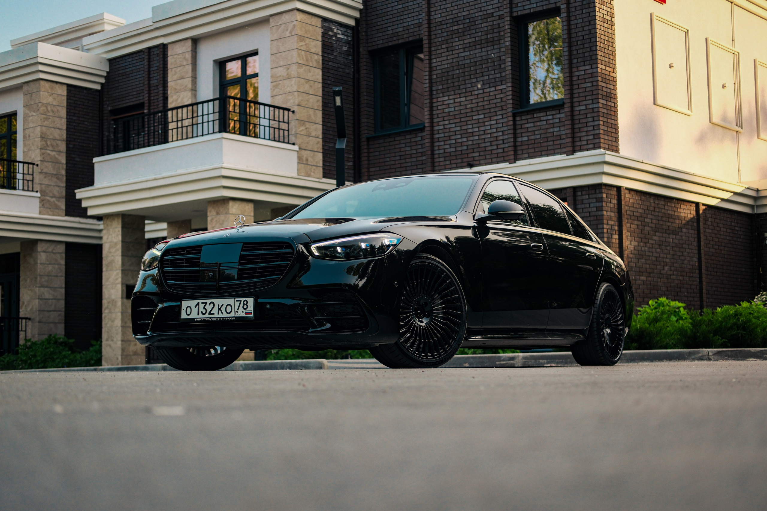 Профессиональная фотосессия Mercedes-Benz S-класс в&nbsp;Новосибирске. Автомобильный фотограф Чанчин Владимир: детальные снимки кузова, интерьера и&nbsp;динамики. Съемка автомобиля для продажи