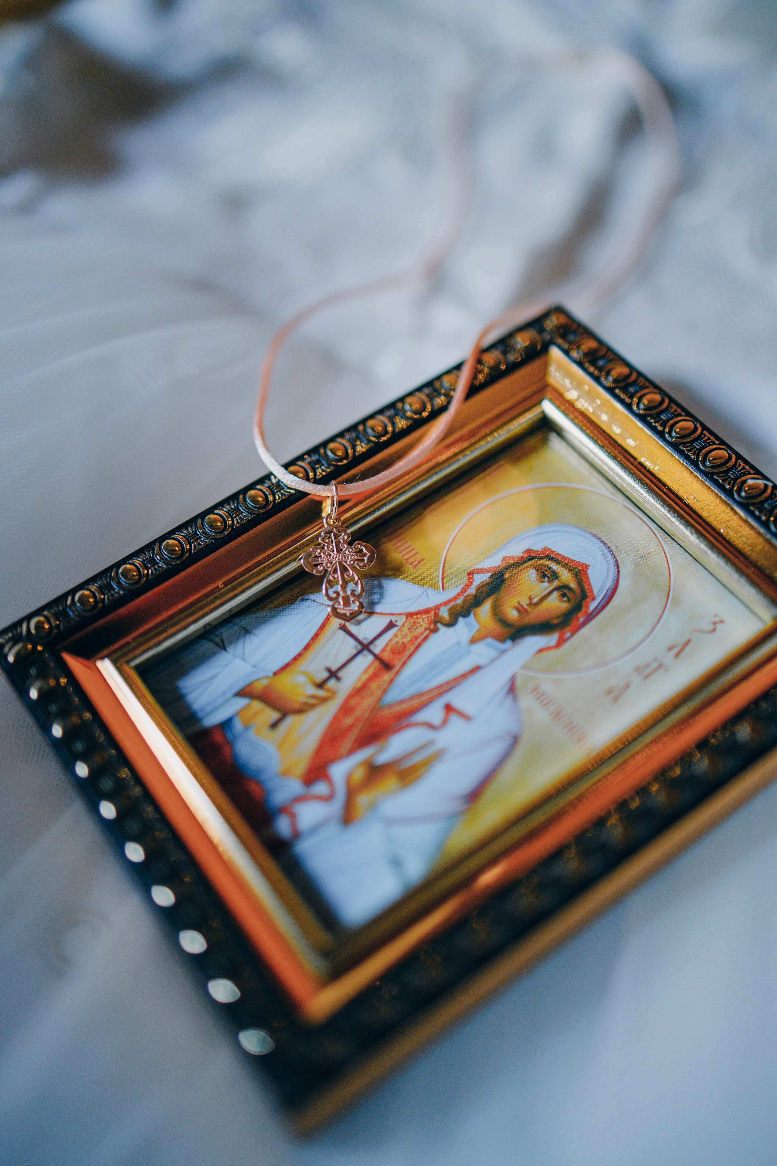 Зимняя съемка ребенка в церкви. Выпускные альбомы в Серпухове