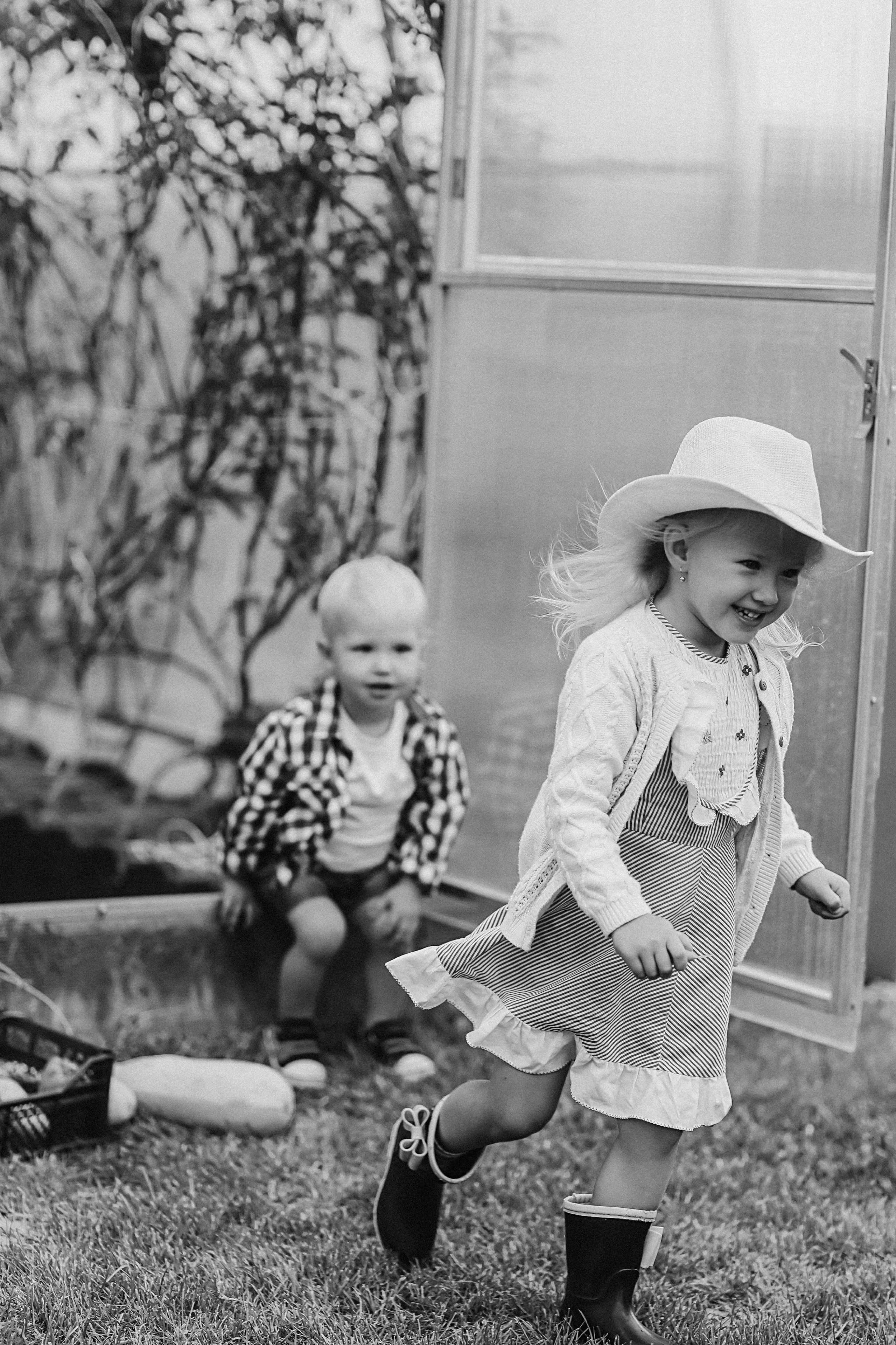 У дома. Семейный фотограф Тюмень, фотограф на роды Салмина Мария