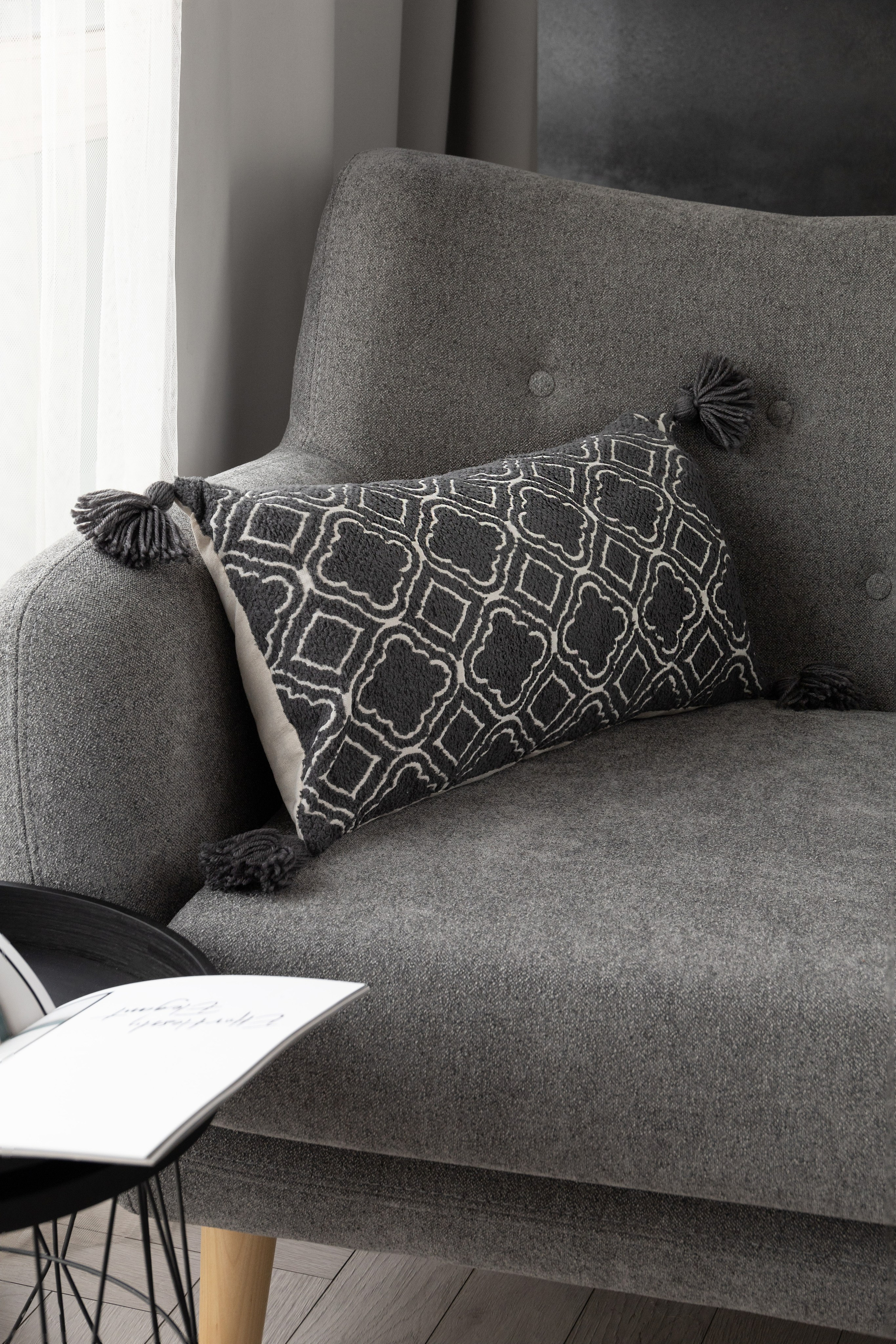 Декоративные подушки с кисточками на сером кресле | Фотосъемка домашнего текстиля для каталога