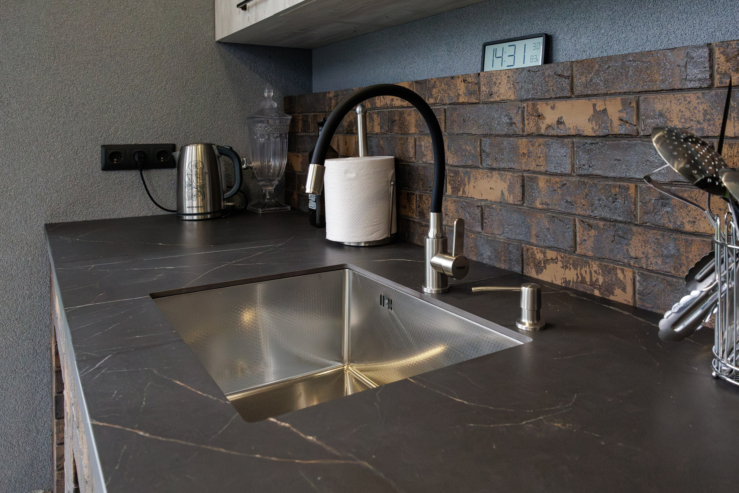 Рабочая зона кухни с керамической печью — профессиональная фотография интерьера