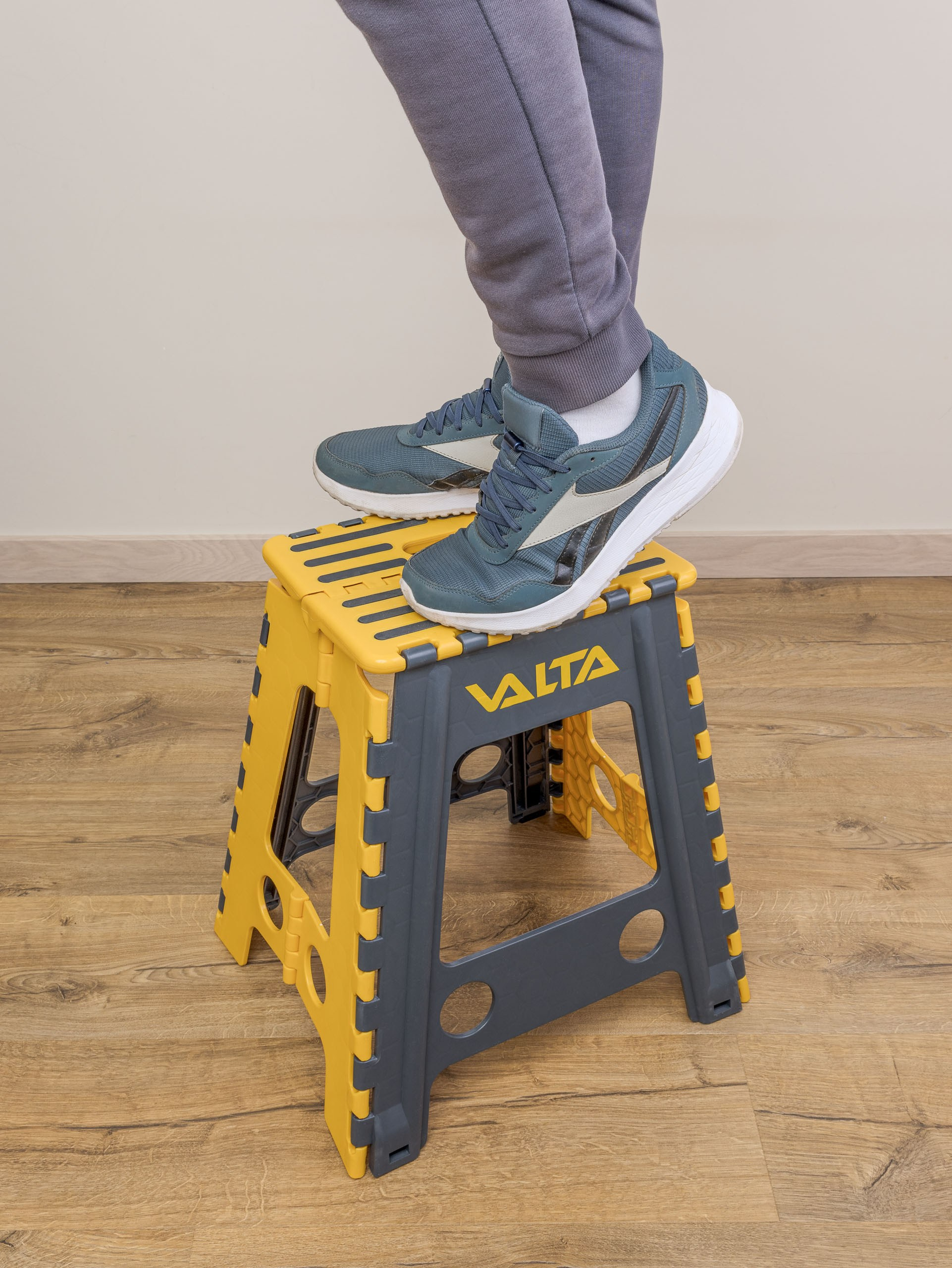 Предметные фотографии бытовых и строительных инструментов