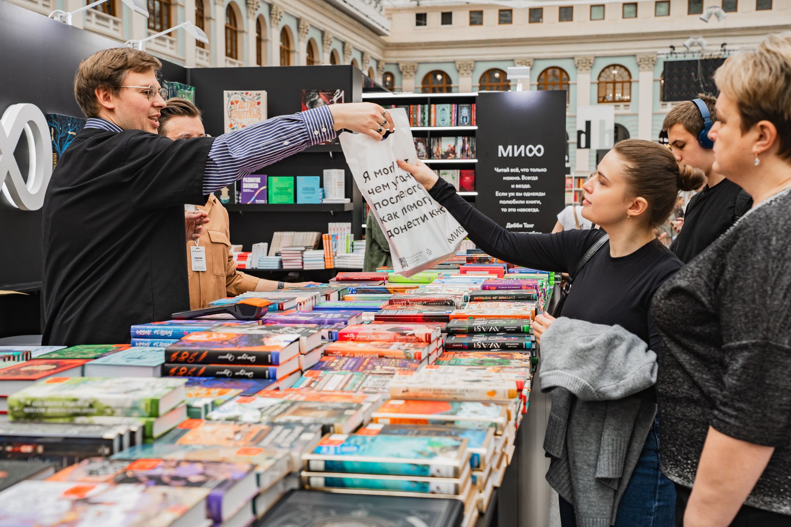 МИФ Non/fictio№ 2025 стенды. Репортажный фотограф Анастасия Рубцова