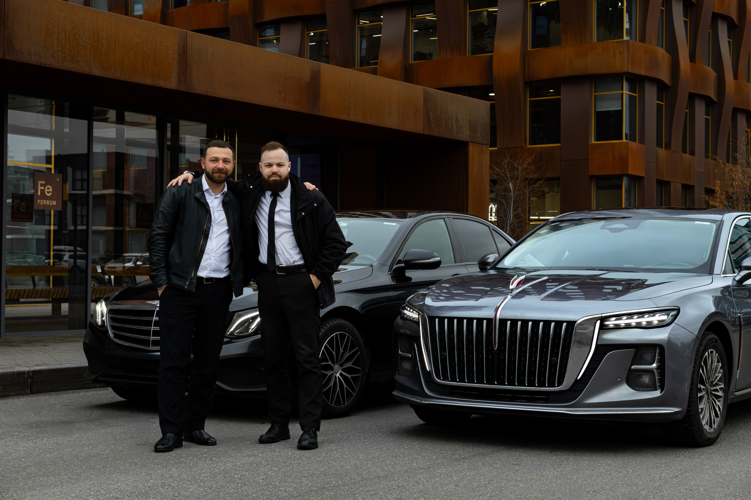 Mercedes & Hongqi. Photo-nk