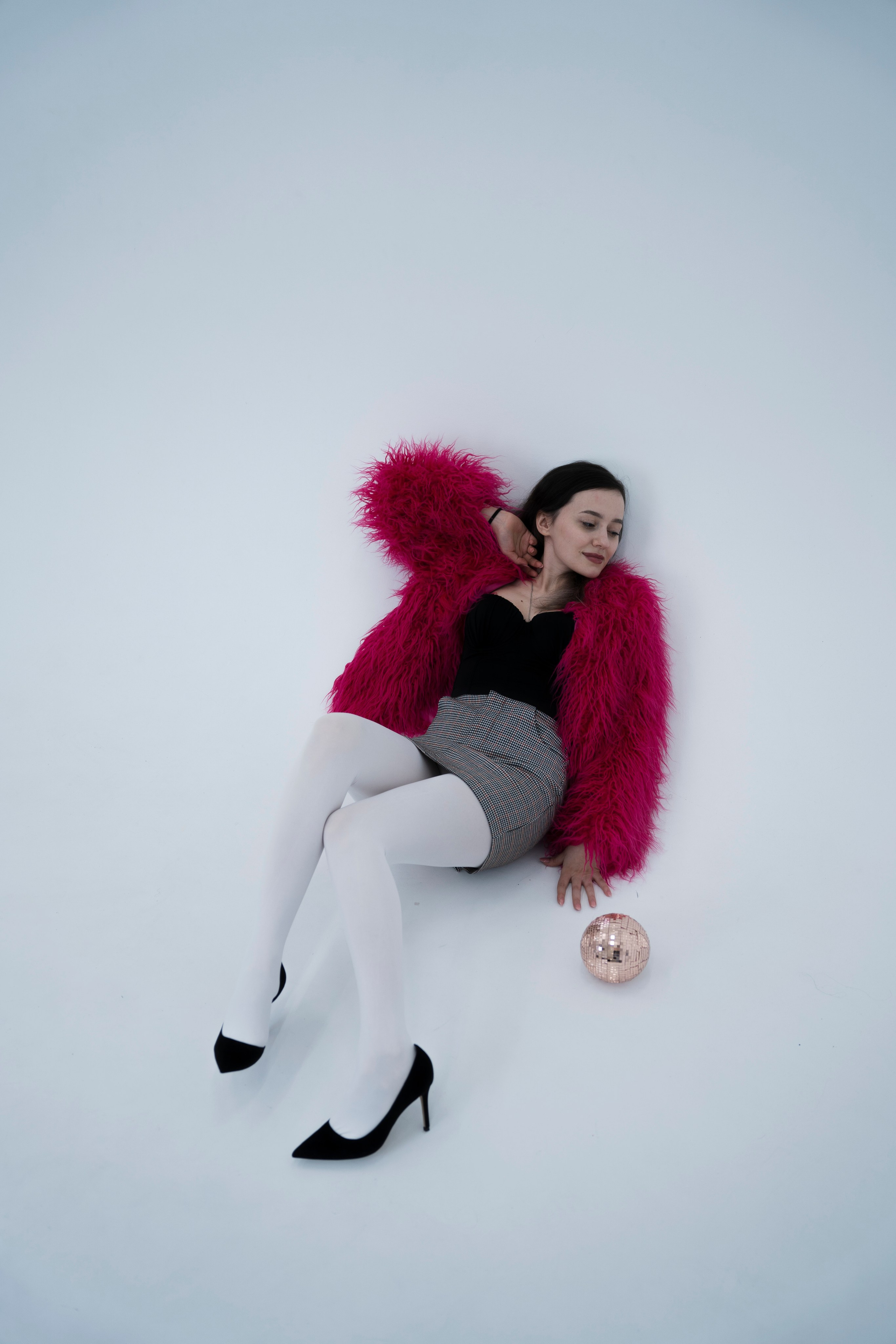 ДЕВОЧКА НА ШАРЕ. Главная