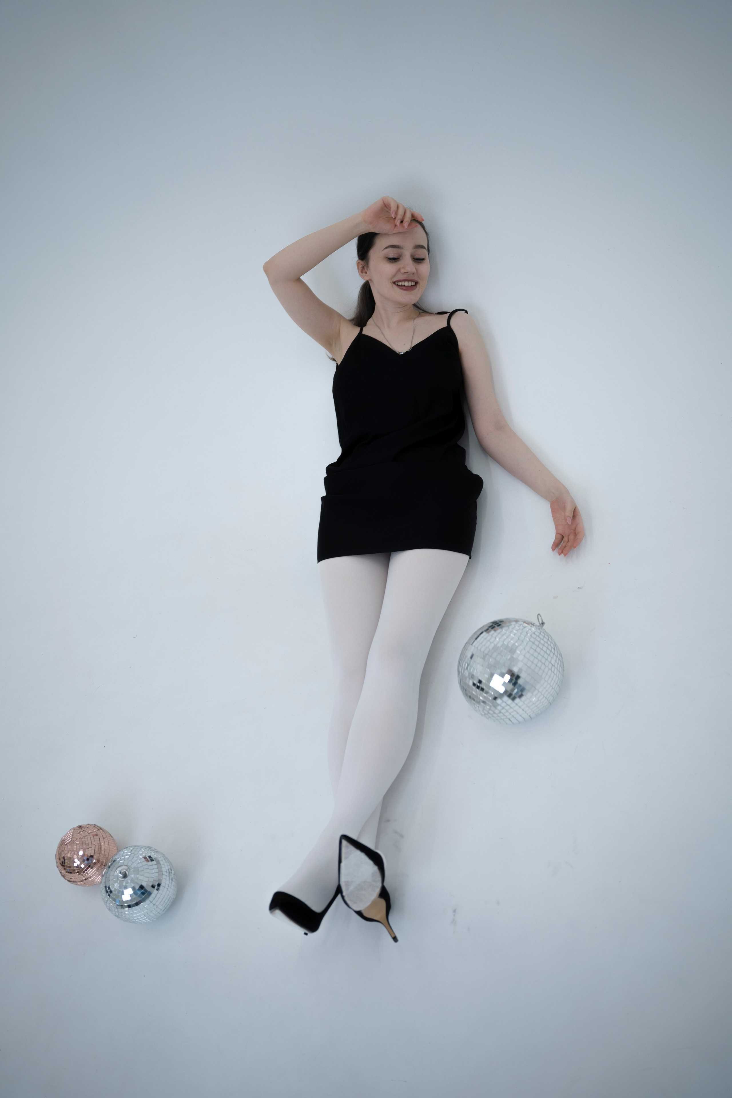 ДЕВОЧКА НА ШАРЕ. Главная