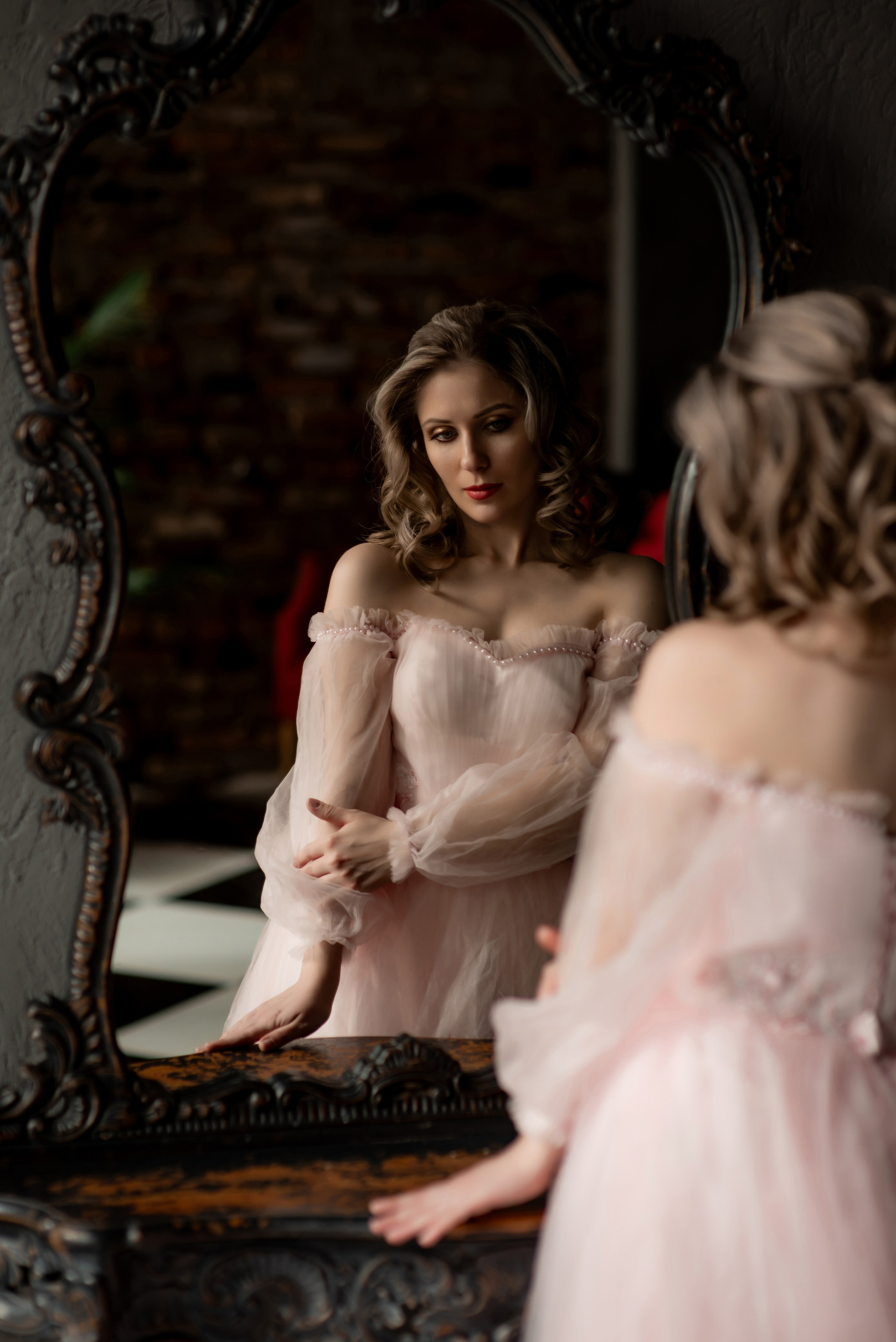 Девушка в пышном розовом корсетной платье со шлейфом