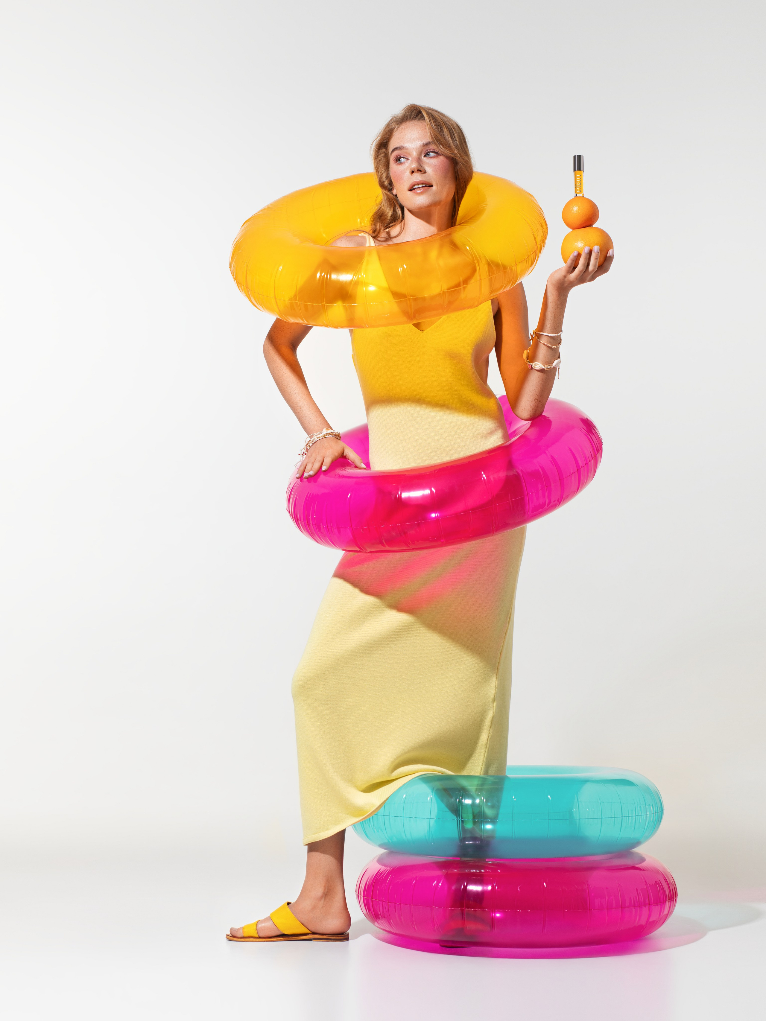 Изображение продукта с моделью в кадре (тело, руки, лицо, волосы и тд). Рекламный фотограф Ксения Вершинина | Москва