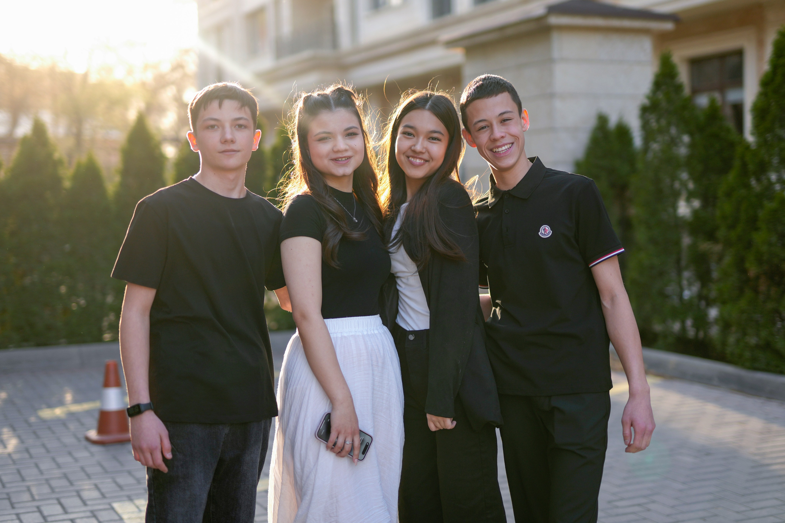 Выпускной школьный альбом для 9–11 класса в Алматы, портреты учеников и групповые фотографии, профессиональная фотосъёмка