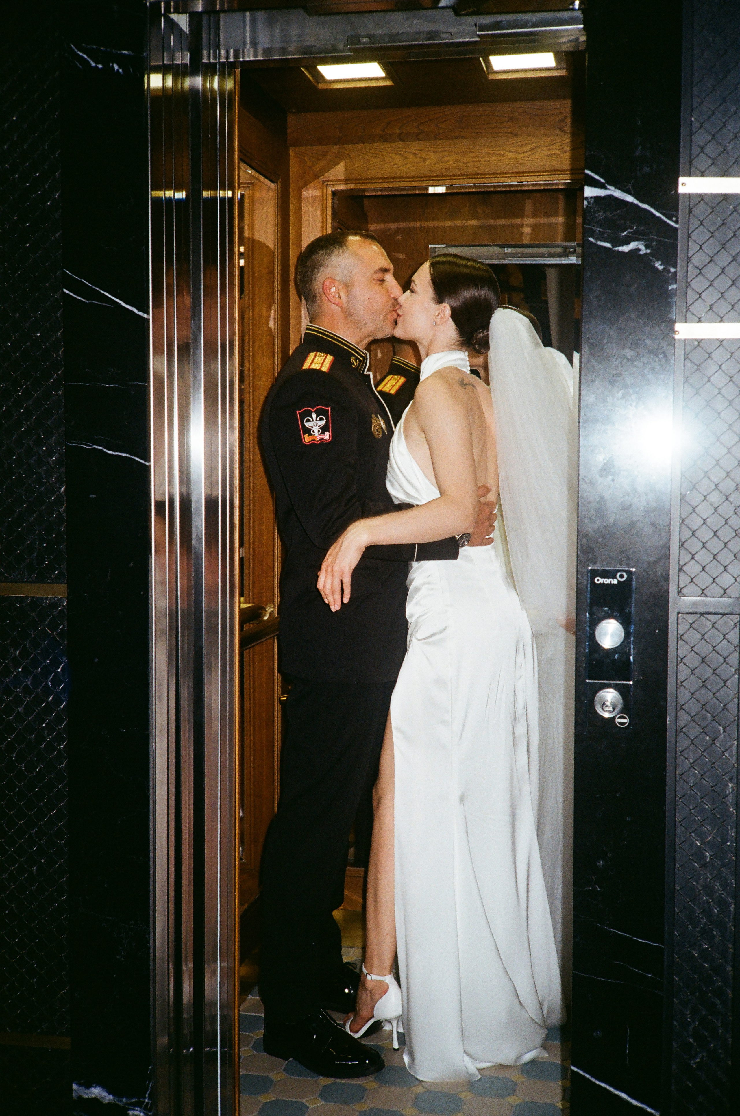 Свадебная фотосессия на пленку. Сестры Карабаза. Фотографы и ретушеры в Москве и Санкт-Петербурге