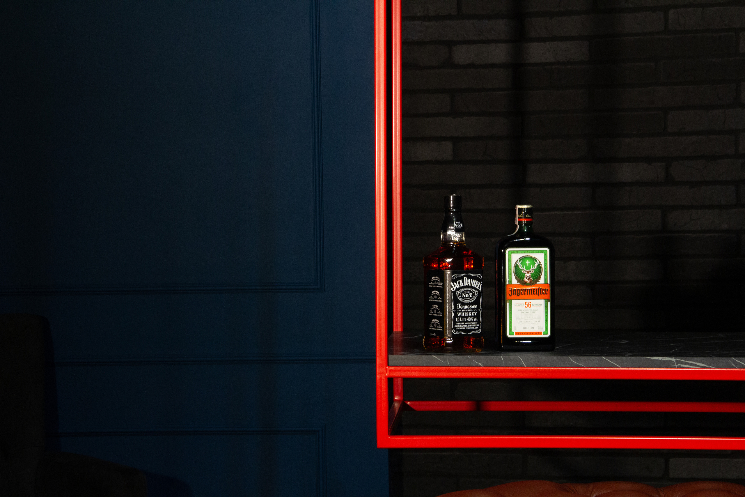 Предметная съемка в дизайнерском ремонте. Красные детали, элитный алкоголь, коммерческая недвижимость.