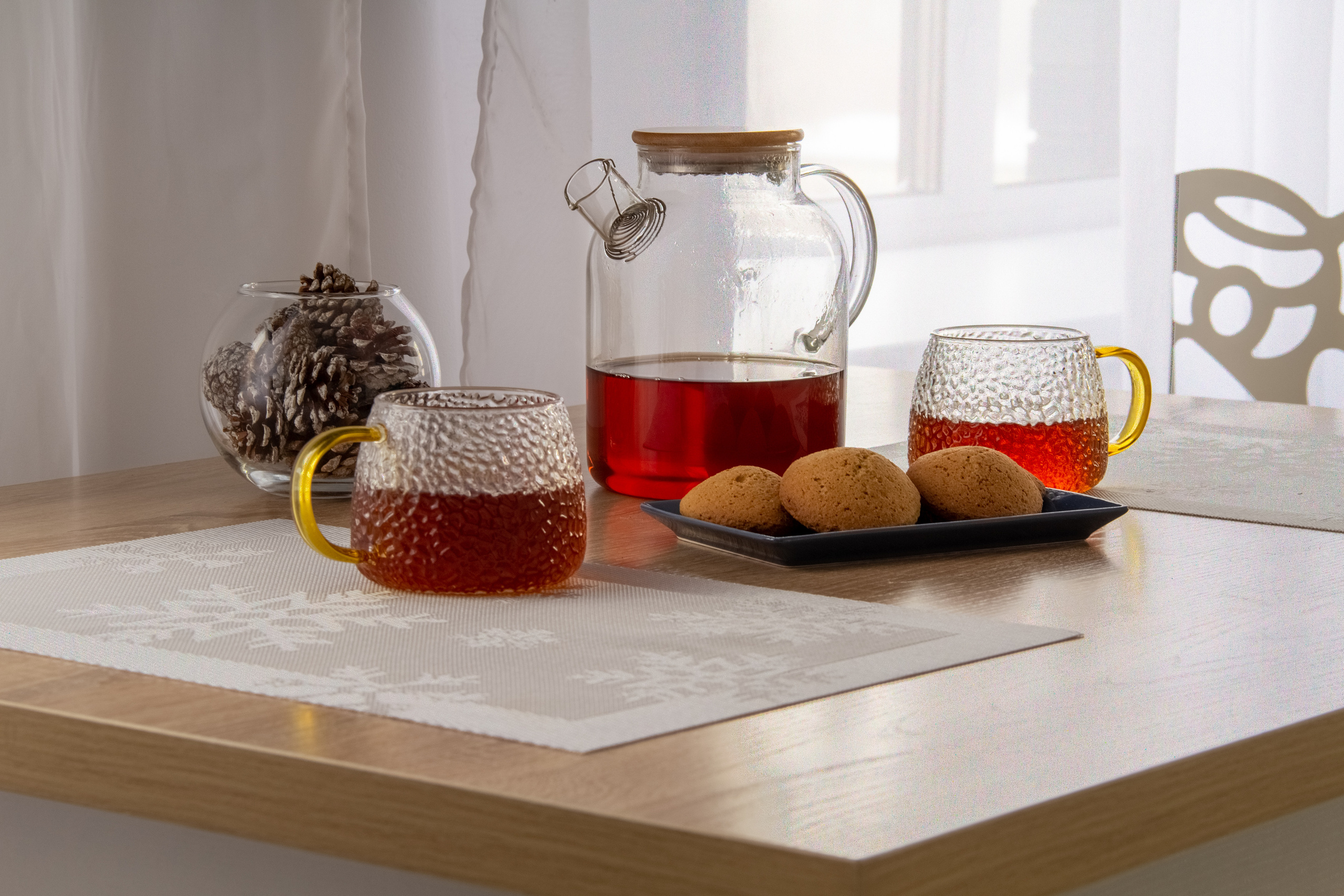 Предметная фотосессия в квартире, стильный заварник с двумя стаканами. Большое светлое окно.